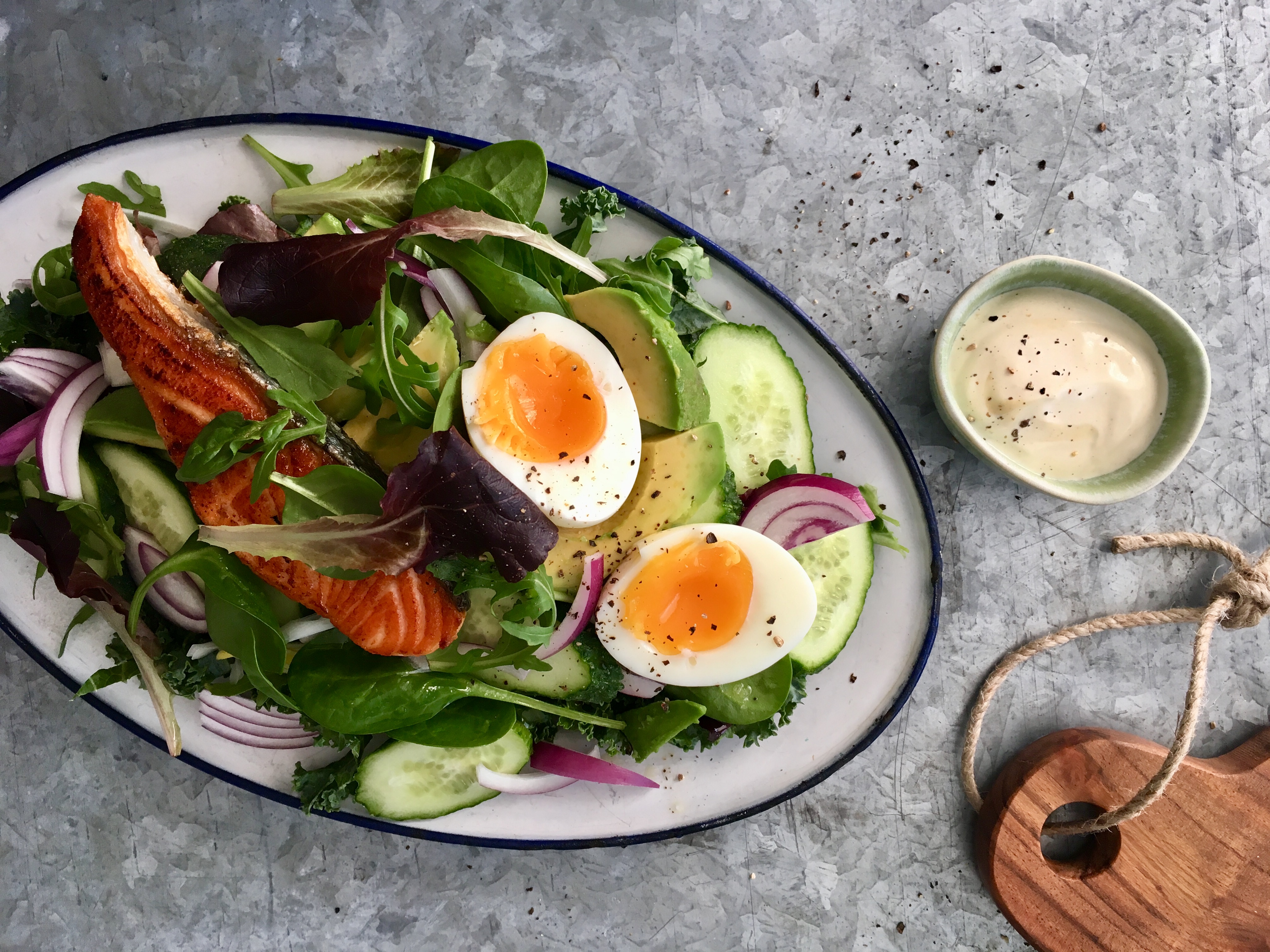 Grillattu lohi-lehtikaalisalaatti