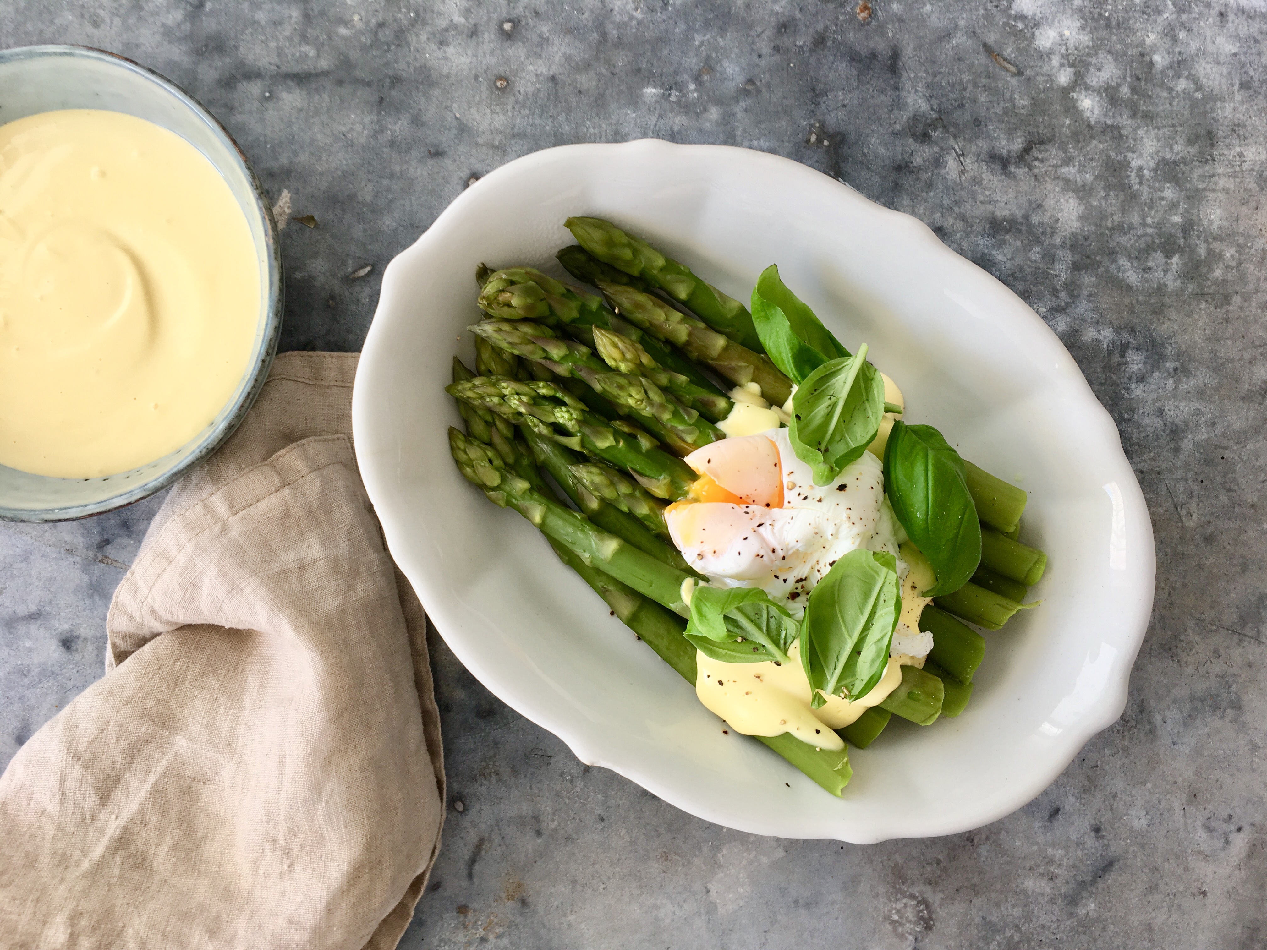 Parsaa ja uppomuna hollandaisekastikkeella