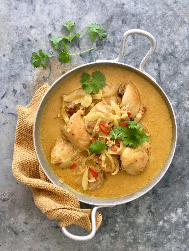 Broileri-kookoscurry ja parsakaaliriisi (Chicken and coconut curry with broccolirice)