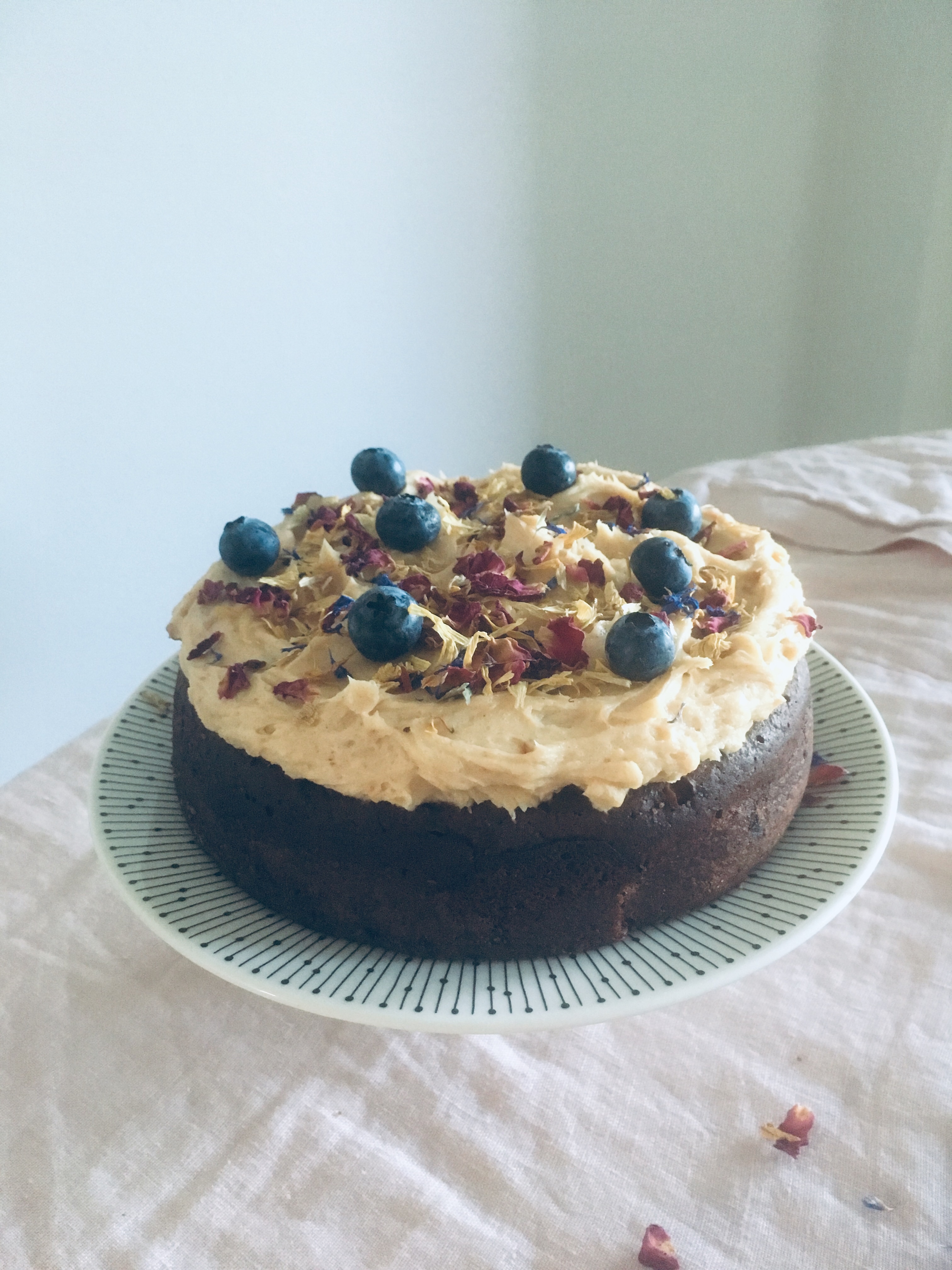 Suklaakakku maapähkinä-tuorejuustokuorrutuksella (Chocolate cake with peanut butter frosting)