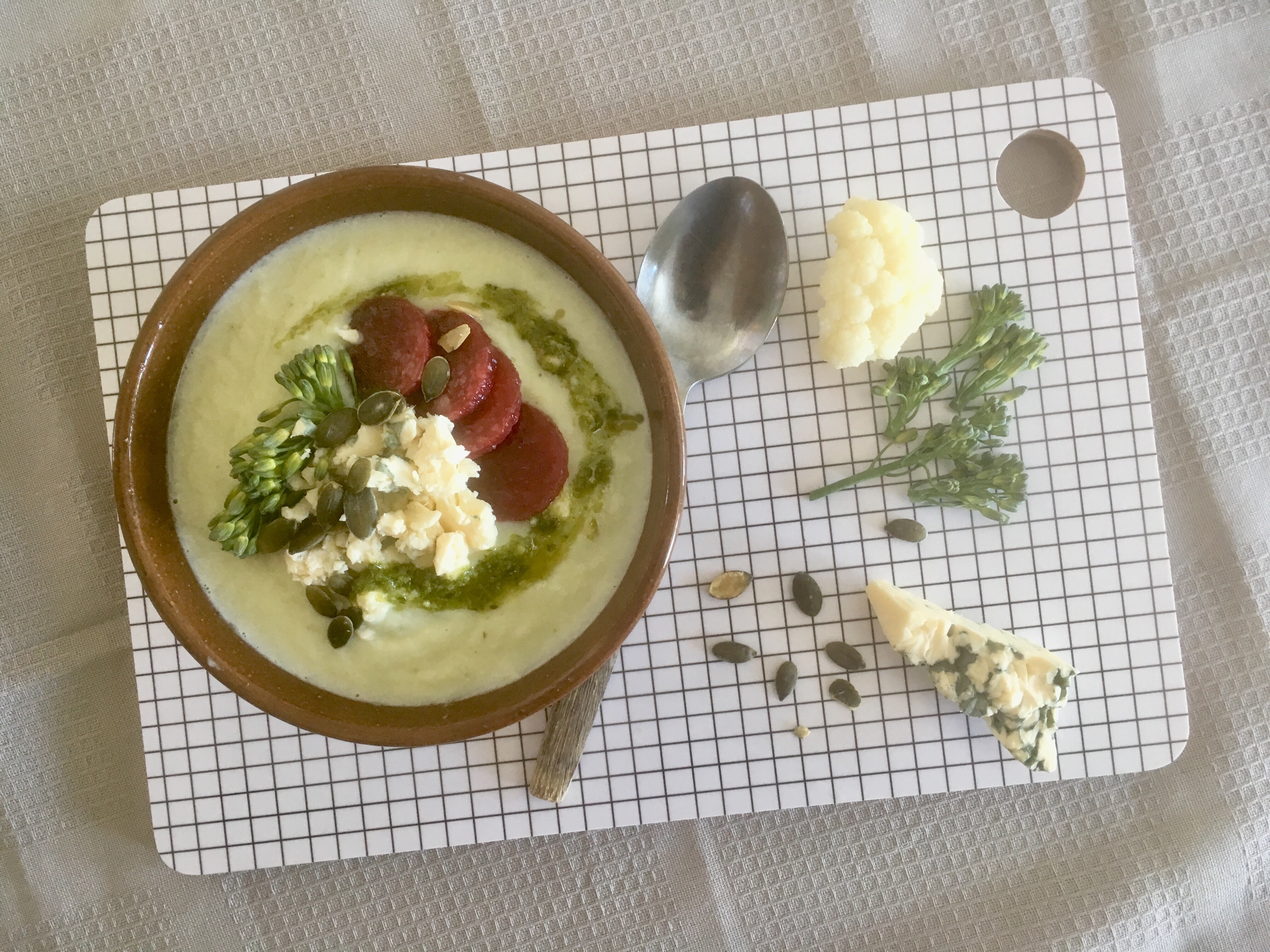 Kukkakaalisosekeitto kaikilla herkuilla (Cauliflower soup with all the goodies)