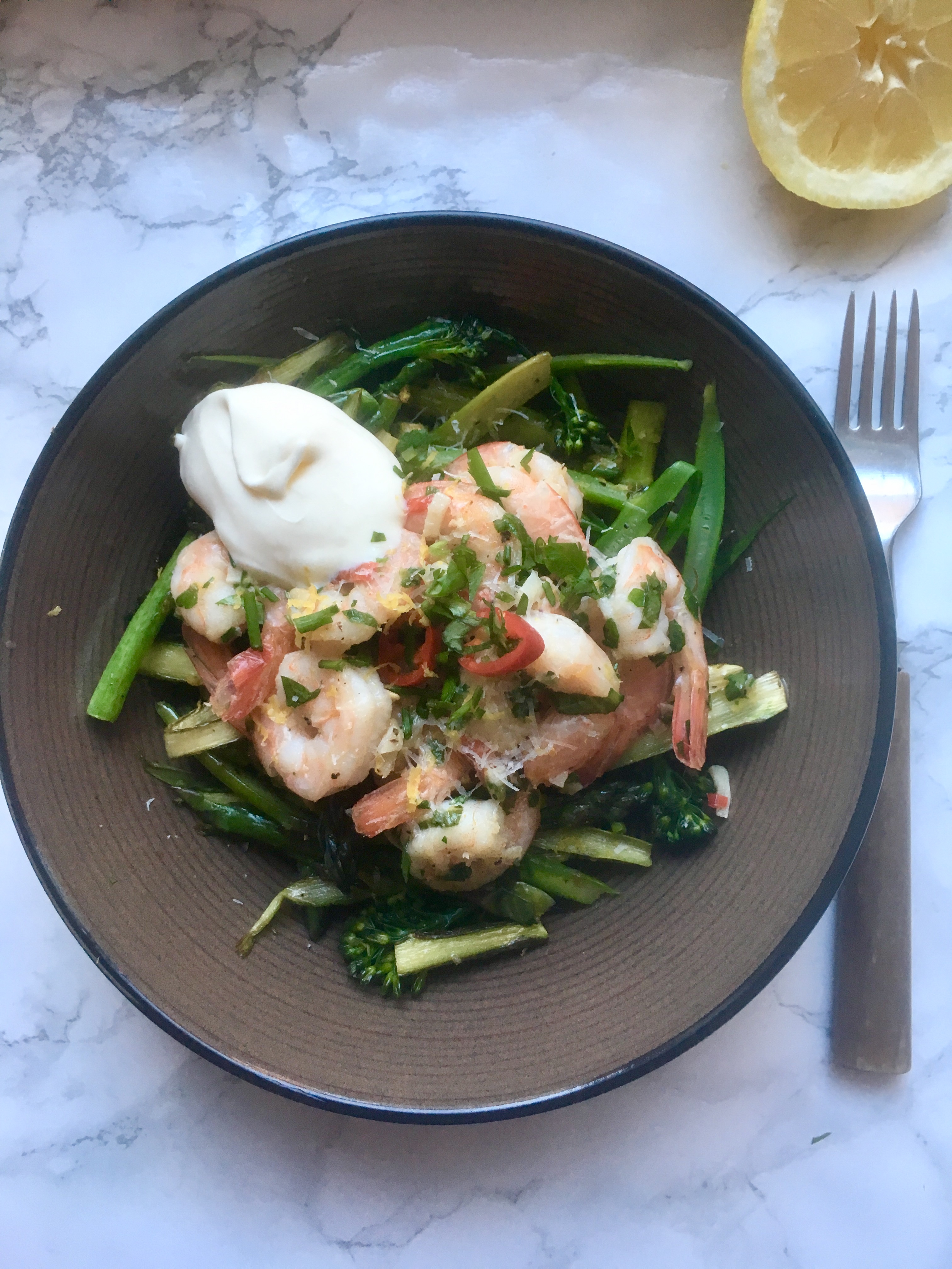 Chili-valkosipulivoissa paistetut jättikatkaravut parsapedillä (Chili and garlic scampi with asparagus)