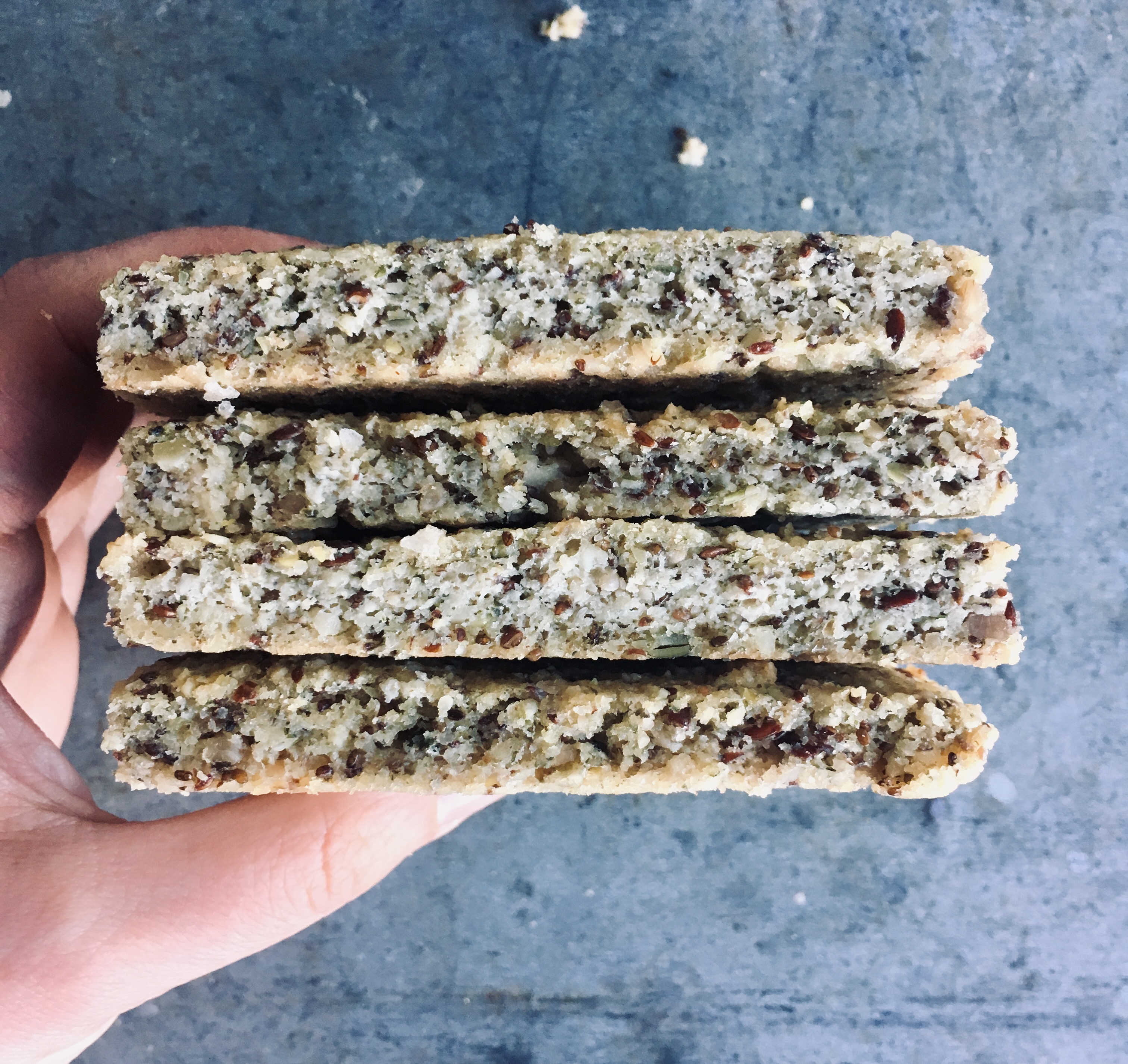 Mehevä siemenpeltileipä (Moist keto flat bread)