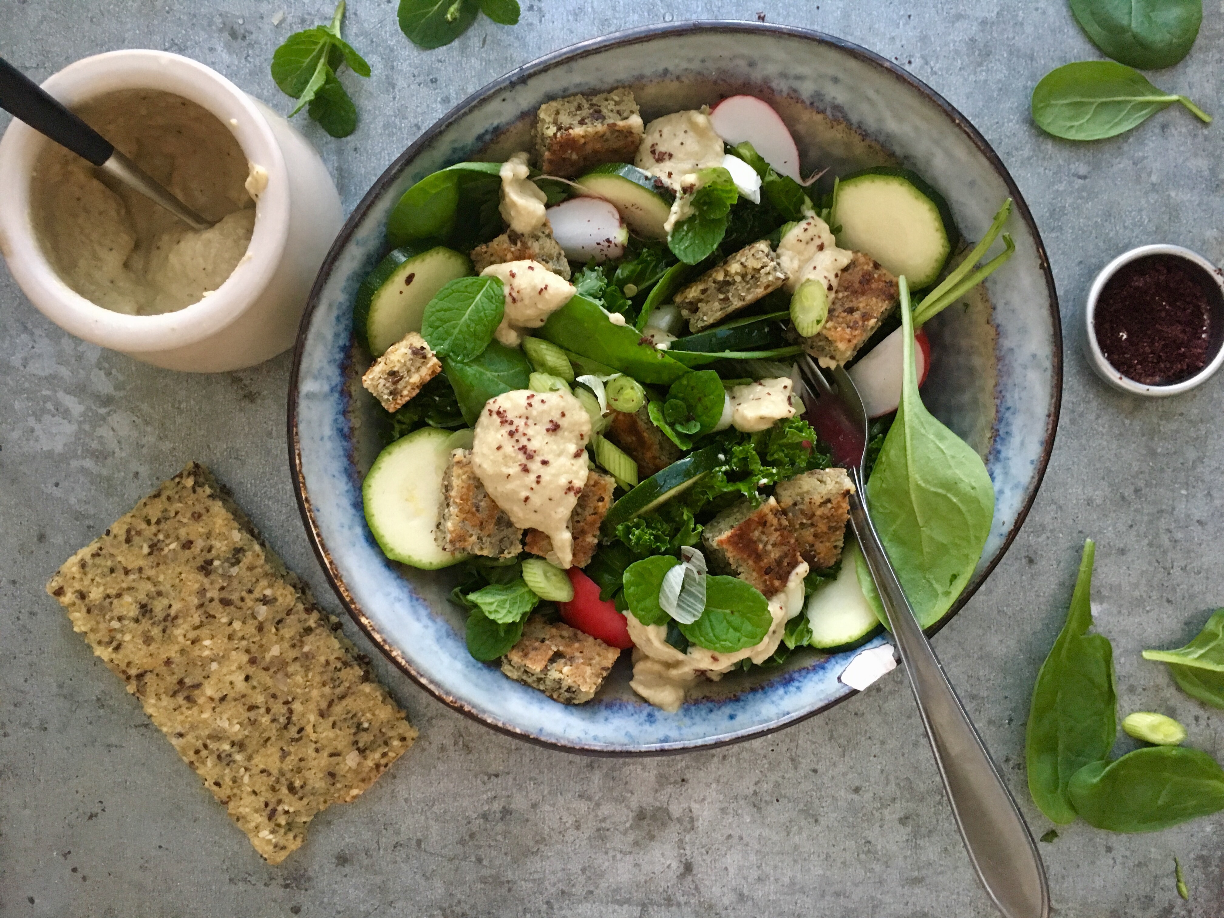 Fattoush salaatti baba ghanoush -kastikkeella (Fattoush salad with baba ghanoush dressing)