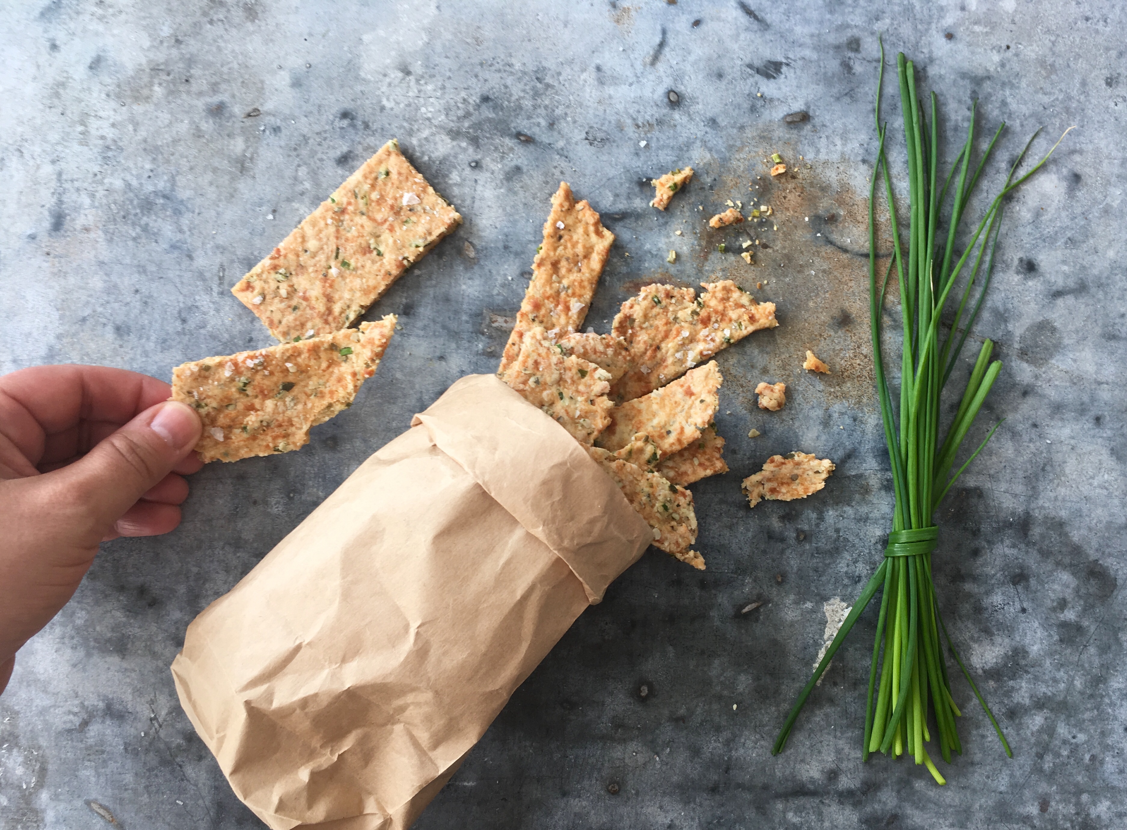 Ruohosipuli-hapankermanäkkärit (Chive and sour cream crackers)