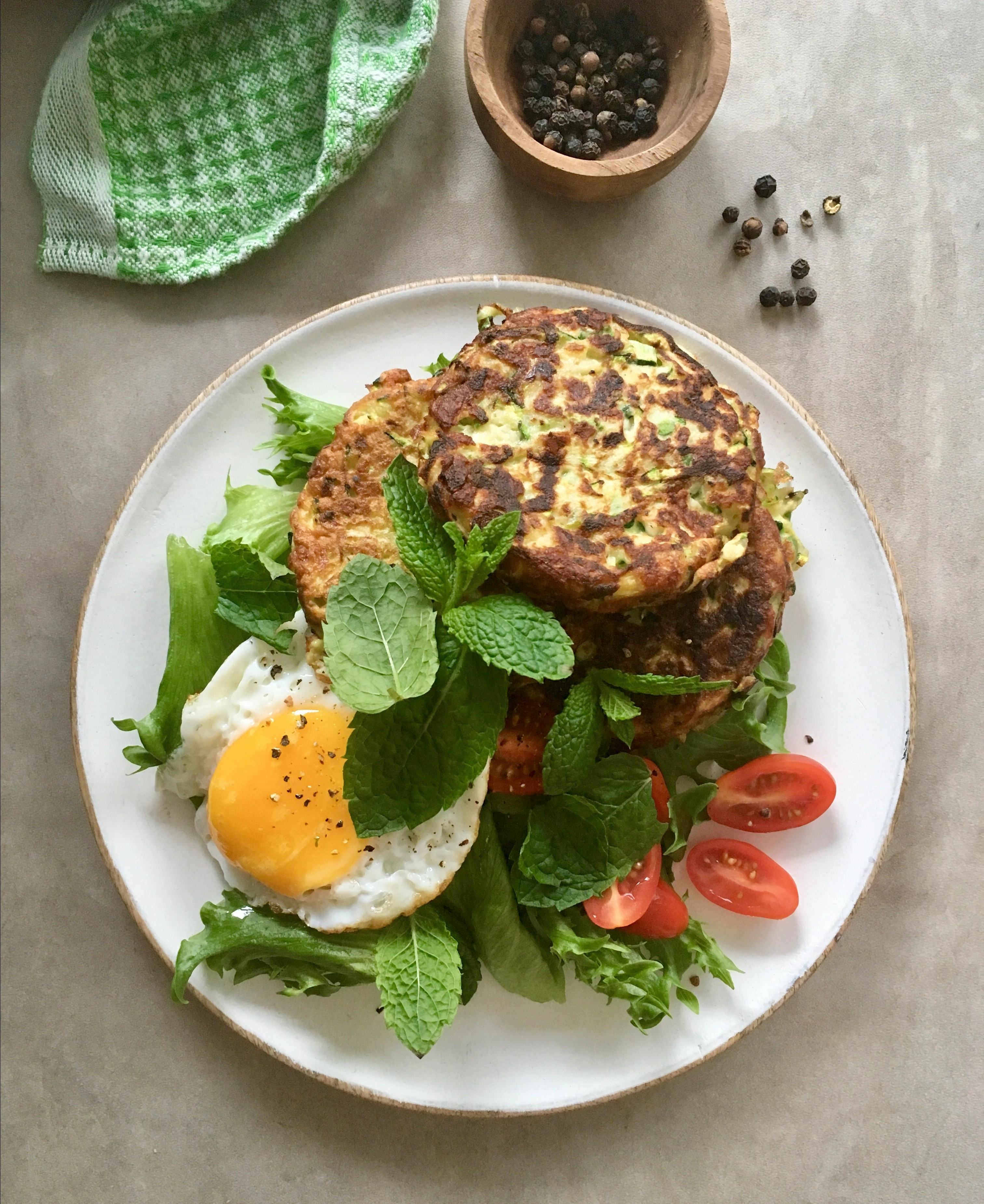 Halloumi-kesäkurpitsapihvit yrttisalaatilla ja munalla (Halloumi and zuccini fritters with minty salad and egg)
