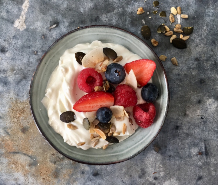 Kreikkalainen jogurtti marjoilla ja siemenillä (Greek yoghurt with berries and roasted seeds and nuts)