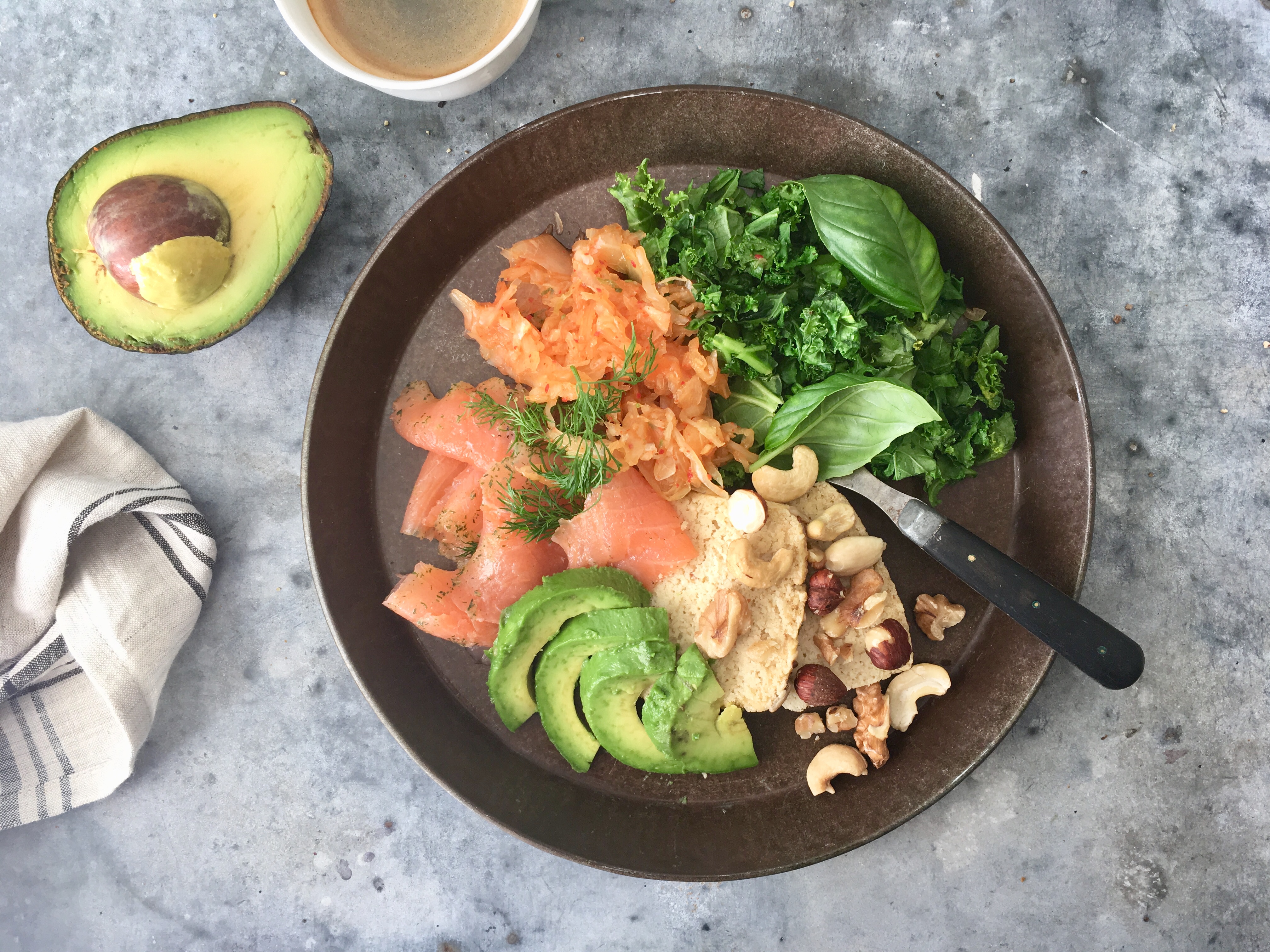 Lohiaamiaislautanen (Salmon breakfast plate)