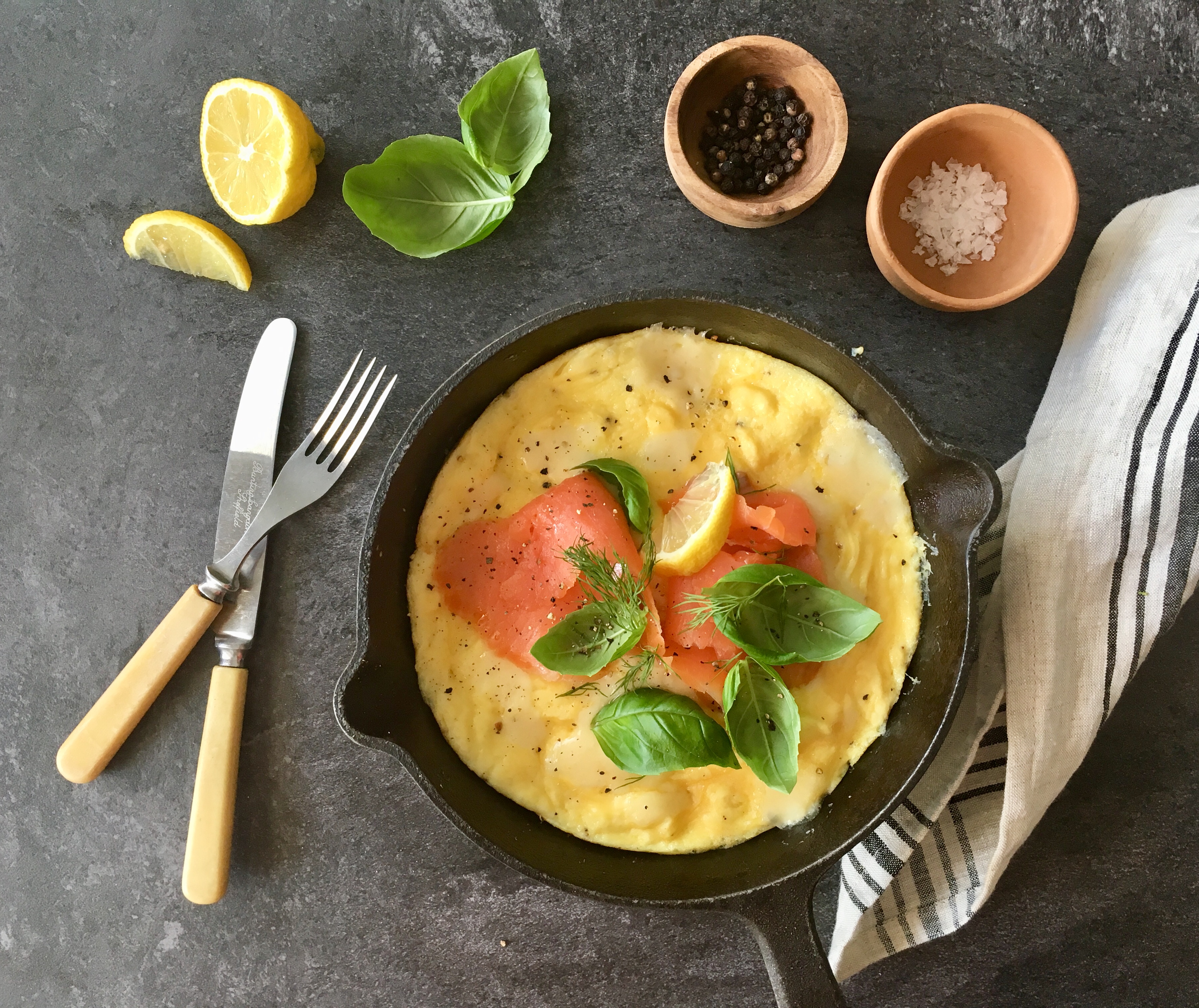 Kylmäsavulohimunakas (Omelette with cold smoked salmon)
