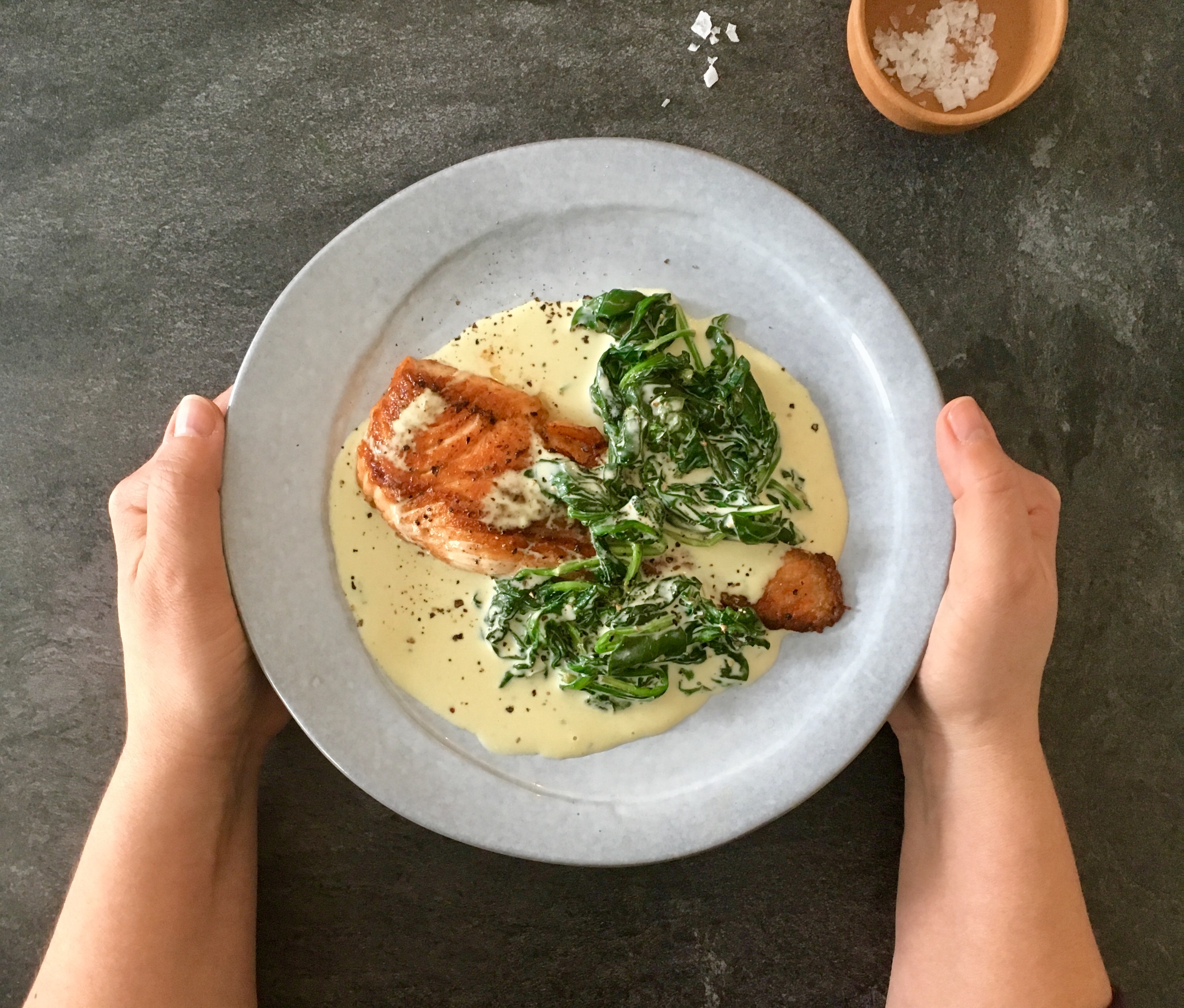 Grillattua lohta ja kermaista pinaattia (Pan fried salmon with creamy spinach)