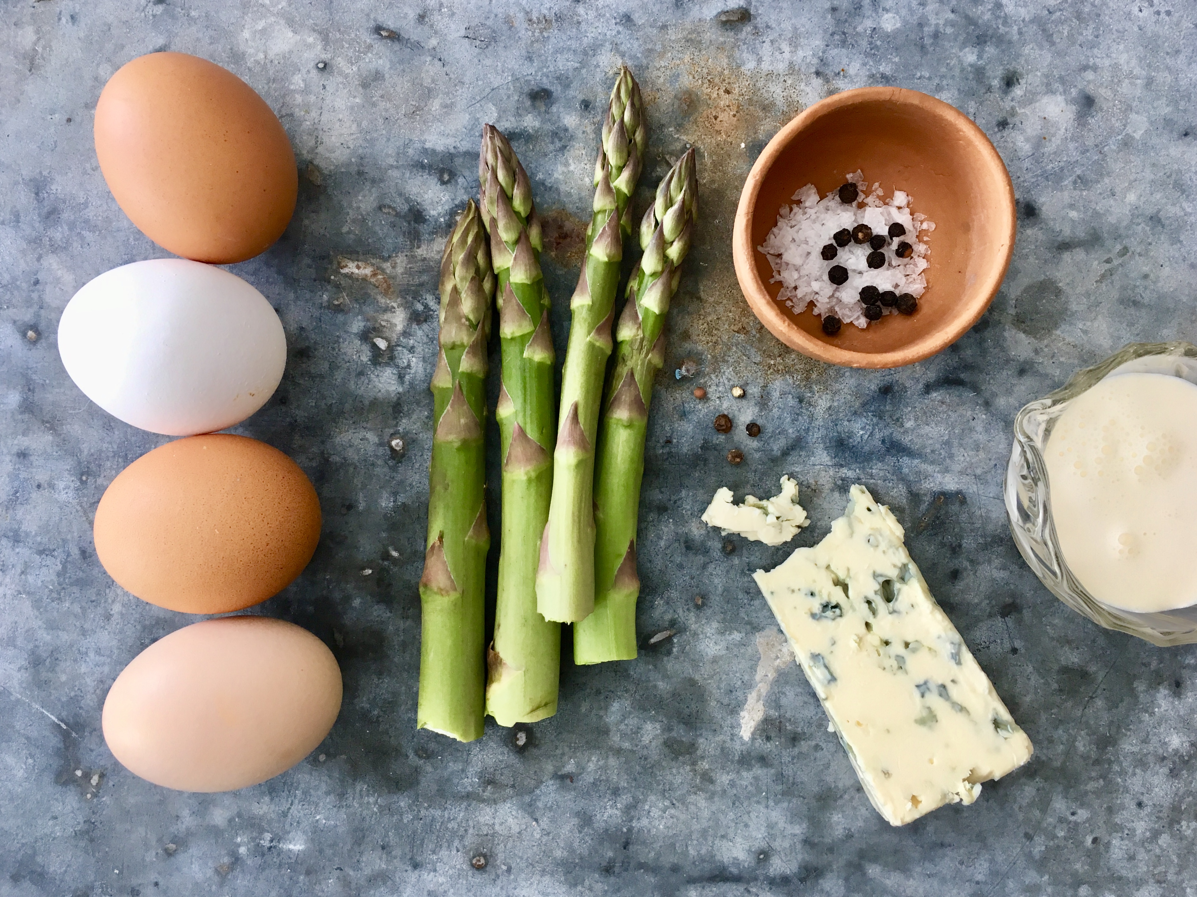 Parsa-homejuustomunakas (Asparagus and blue cheese omelette)