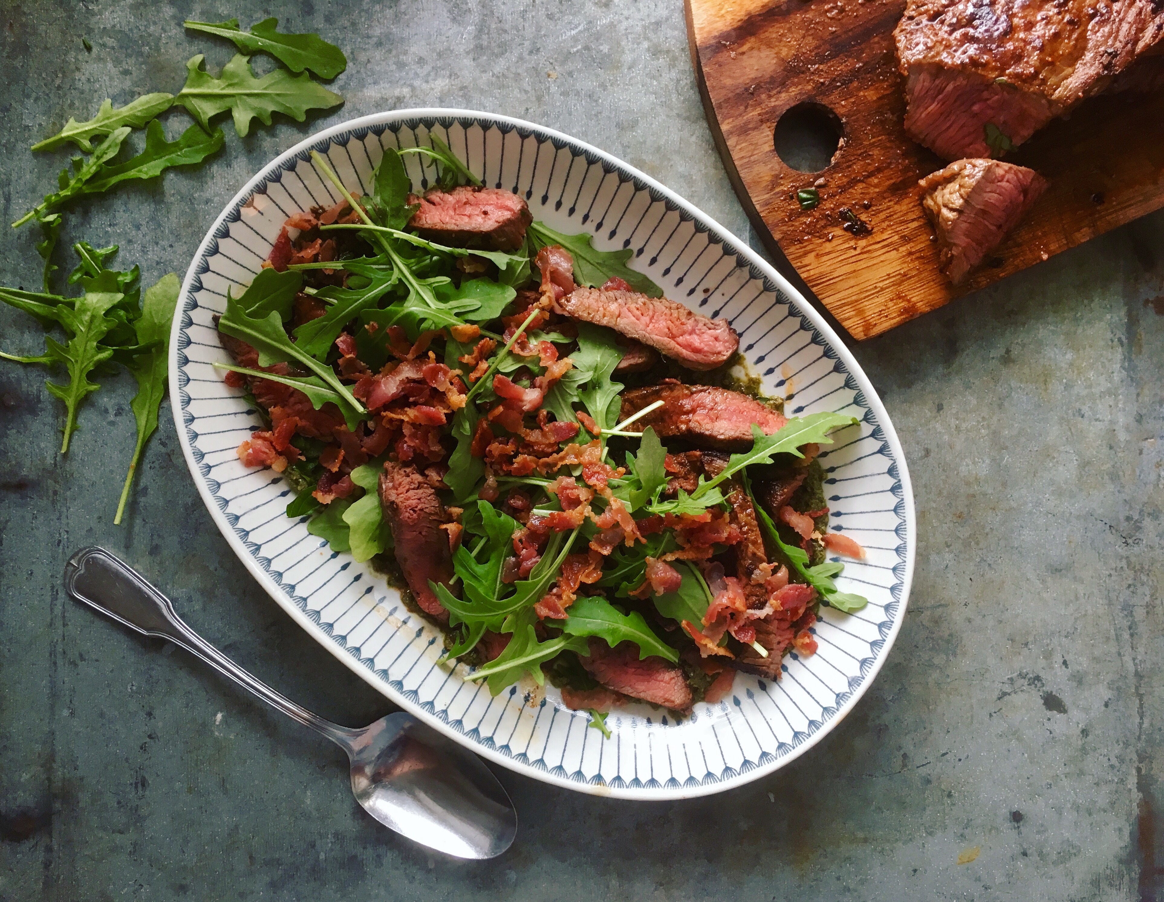Naudan ulkofilettä pestopedillä (Sirloin steak with pesto and arugula)