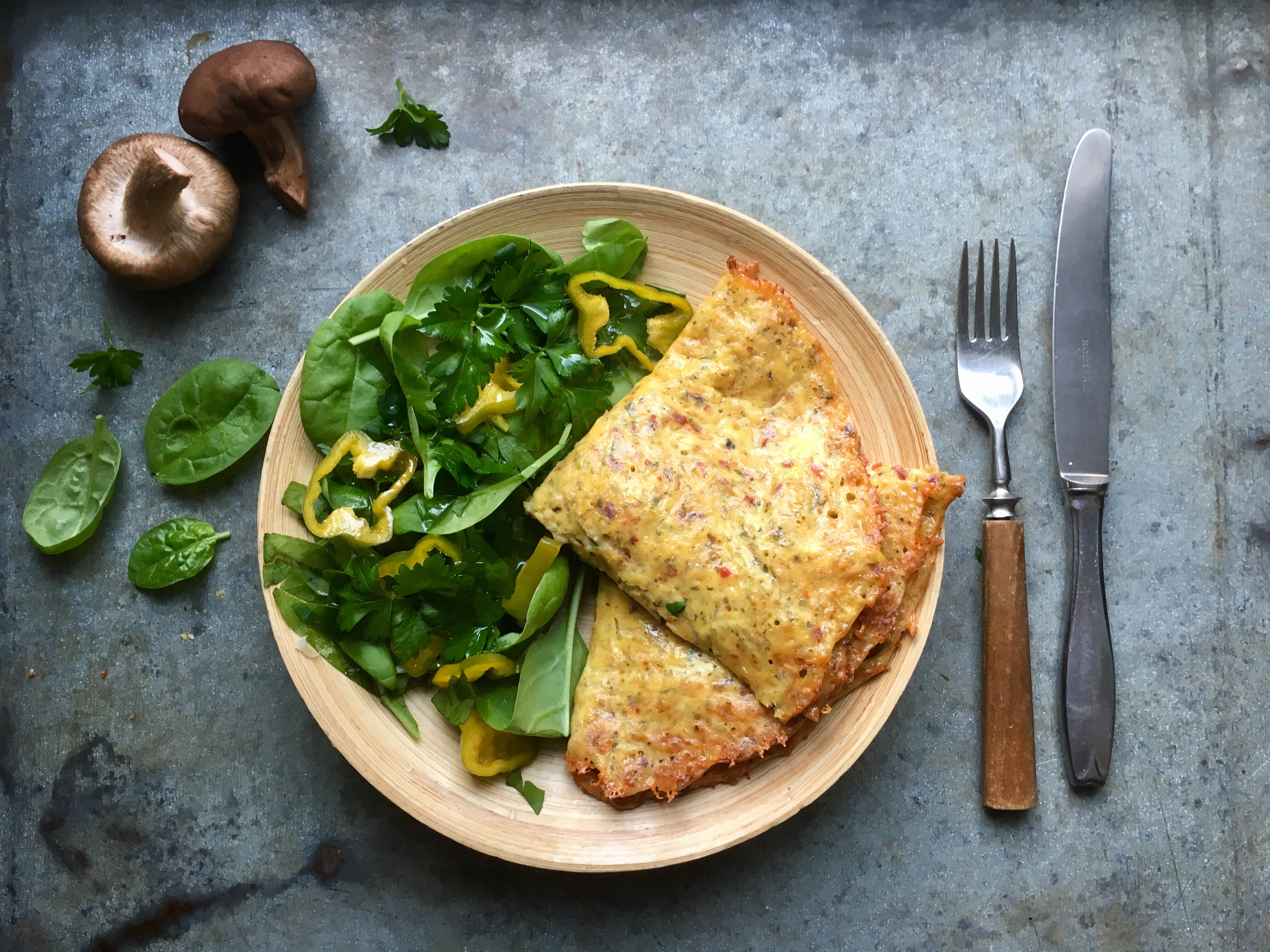 Täytetyt ketoletut (Keto tortilla filled with shiitake and spinach)