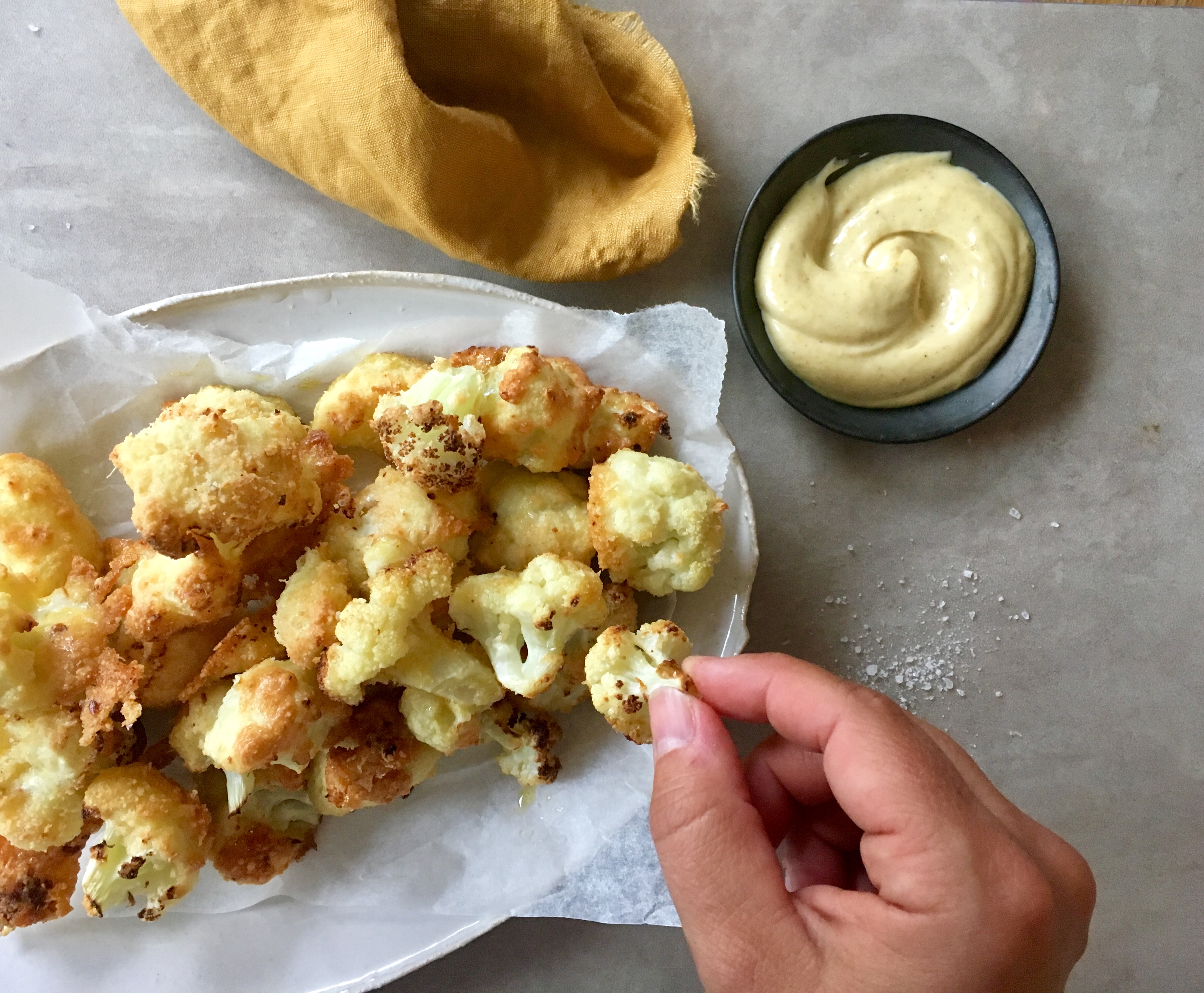 Ketoilijan kukkakaaliwingsit ja cyrrymajoneesi (Keto cauliflower wings with curry mayo)