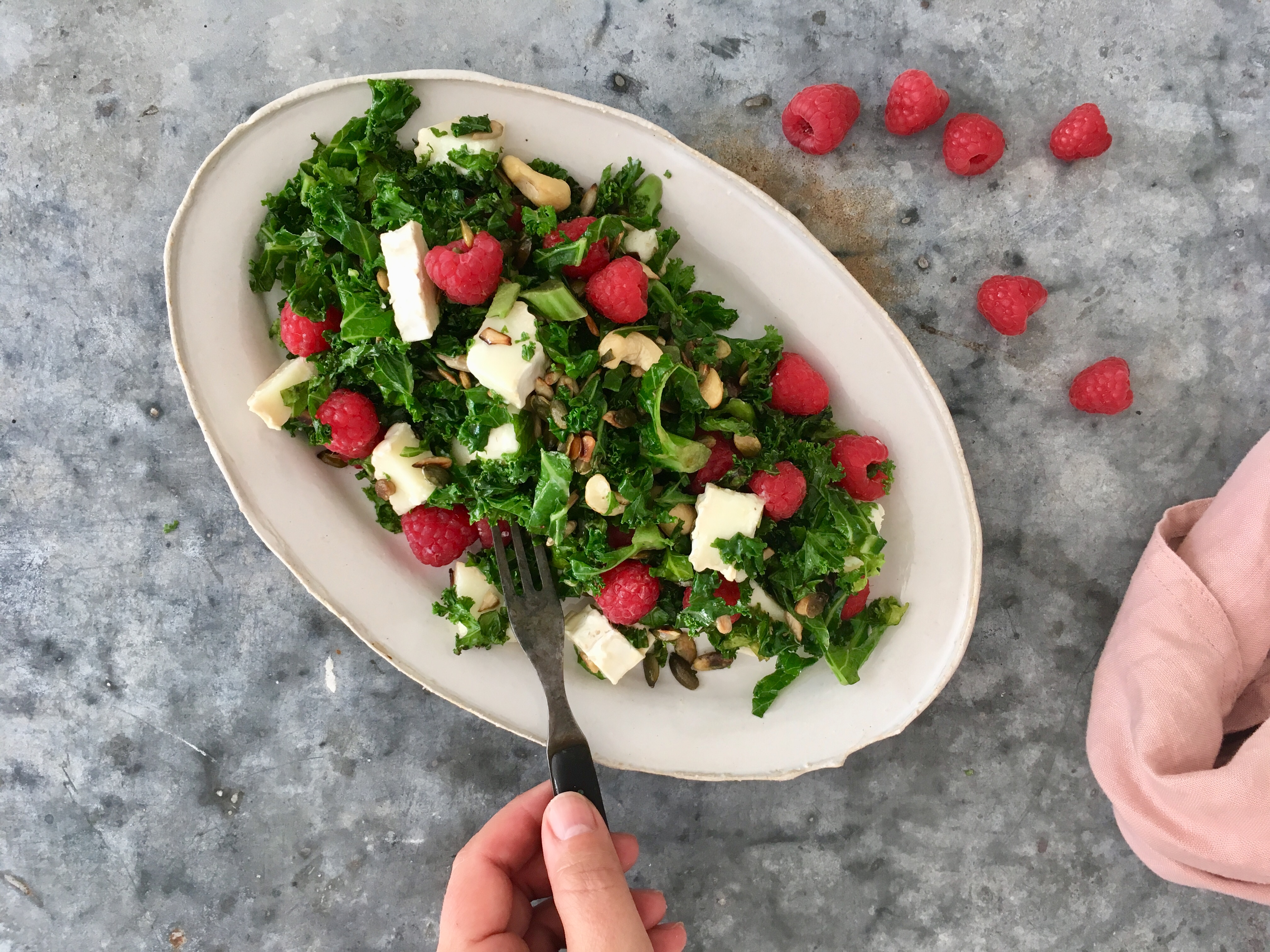 Lehtikaali-vuohenjuustosalaatti (Kale and goat’s cheese salad)