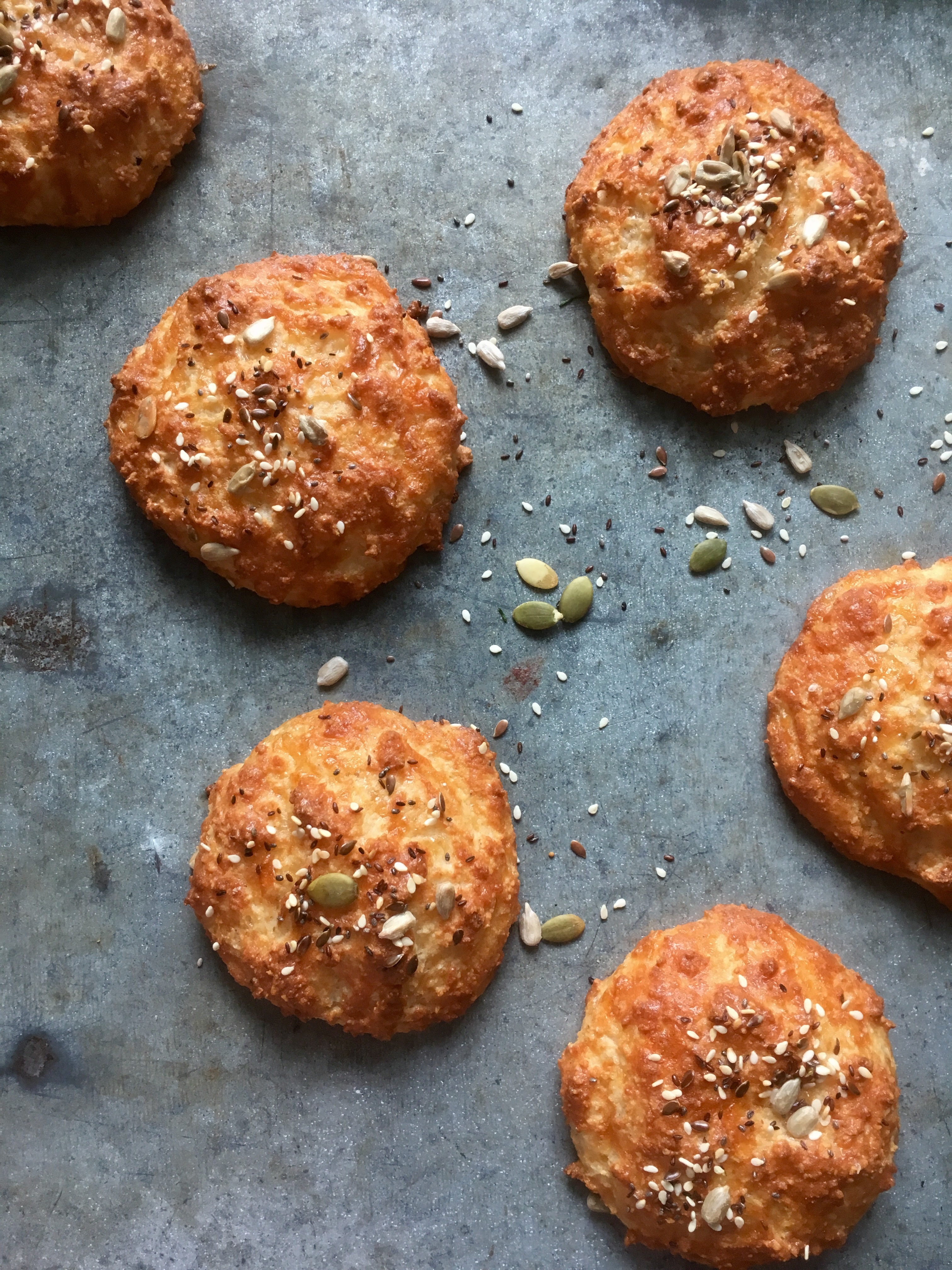 Juustoiset ketosämpylät