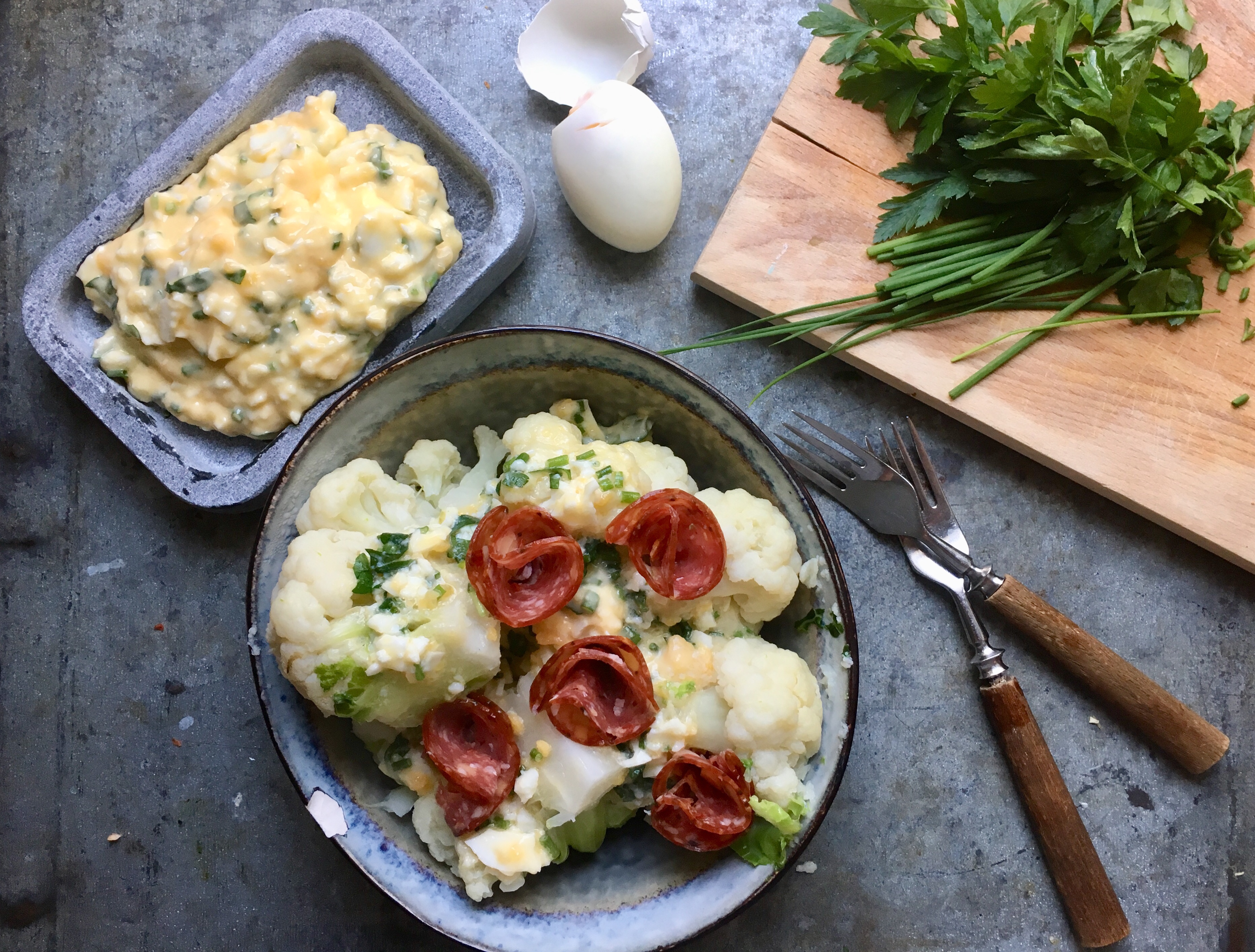 Keitettyä kukkakaalia ja munavoita