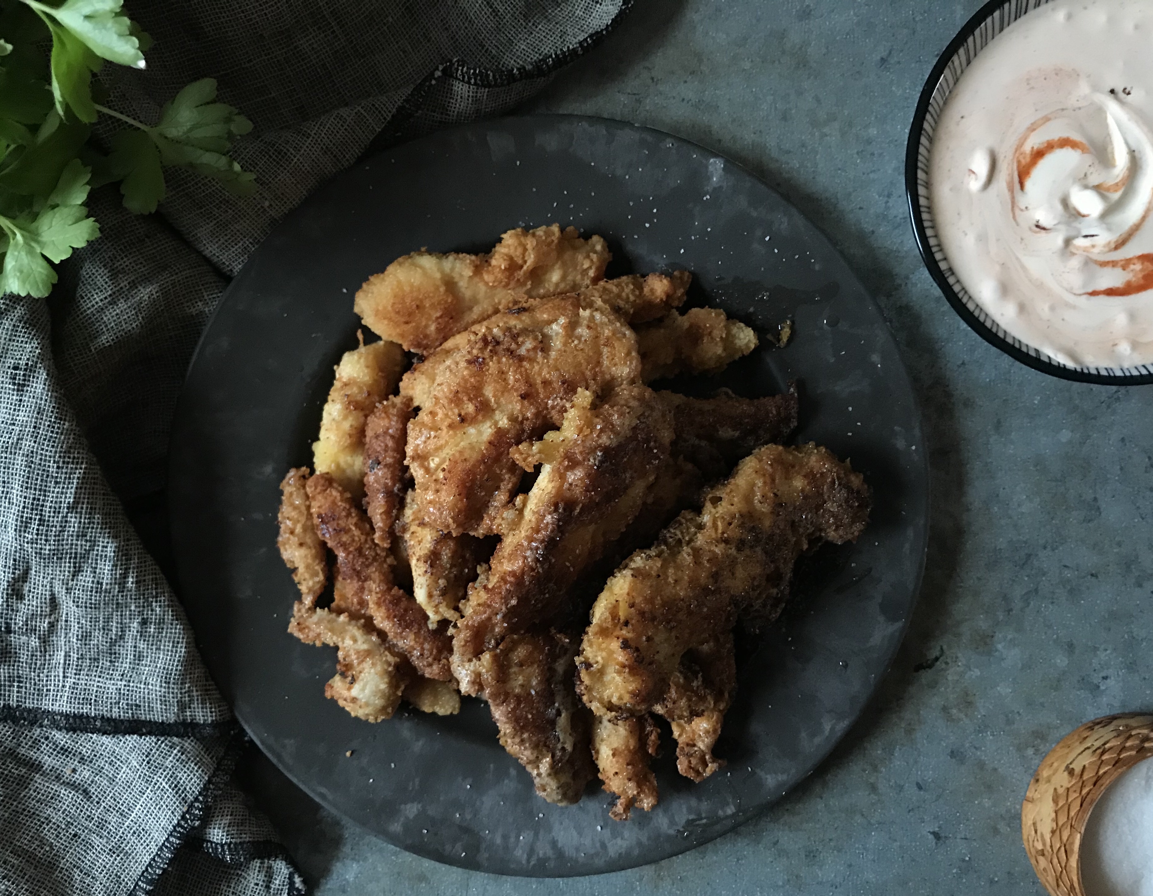 Ketokananugetit ja srirachasmetana