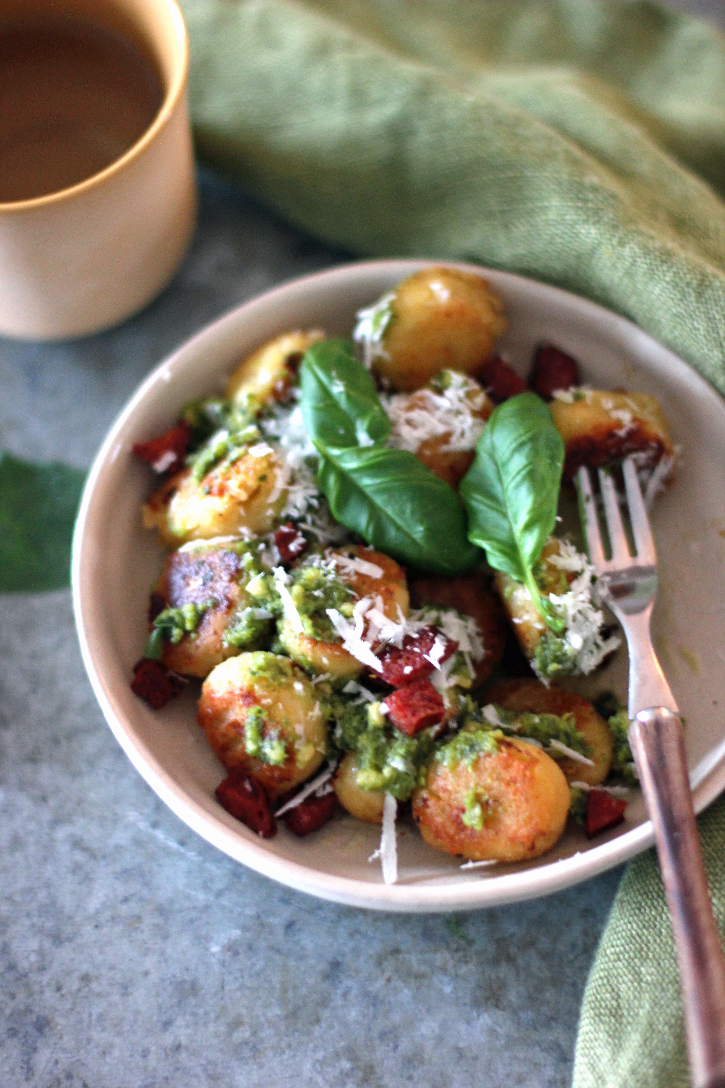 Ketognocchit pestolla