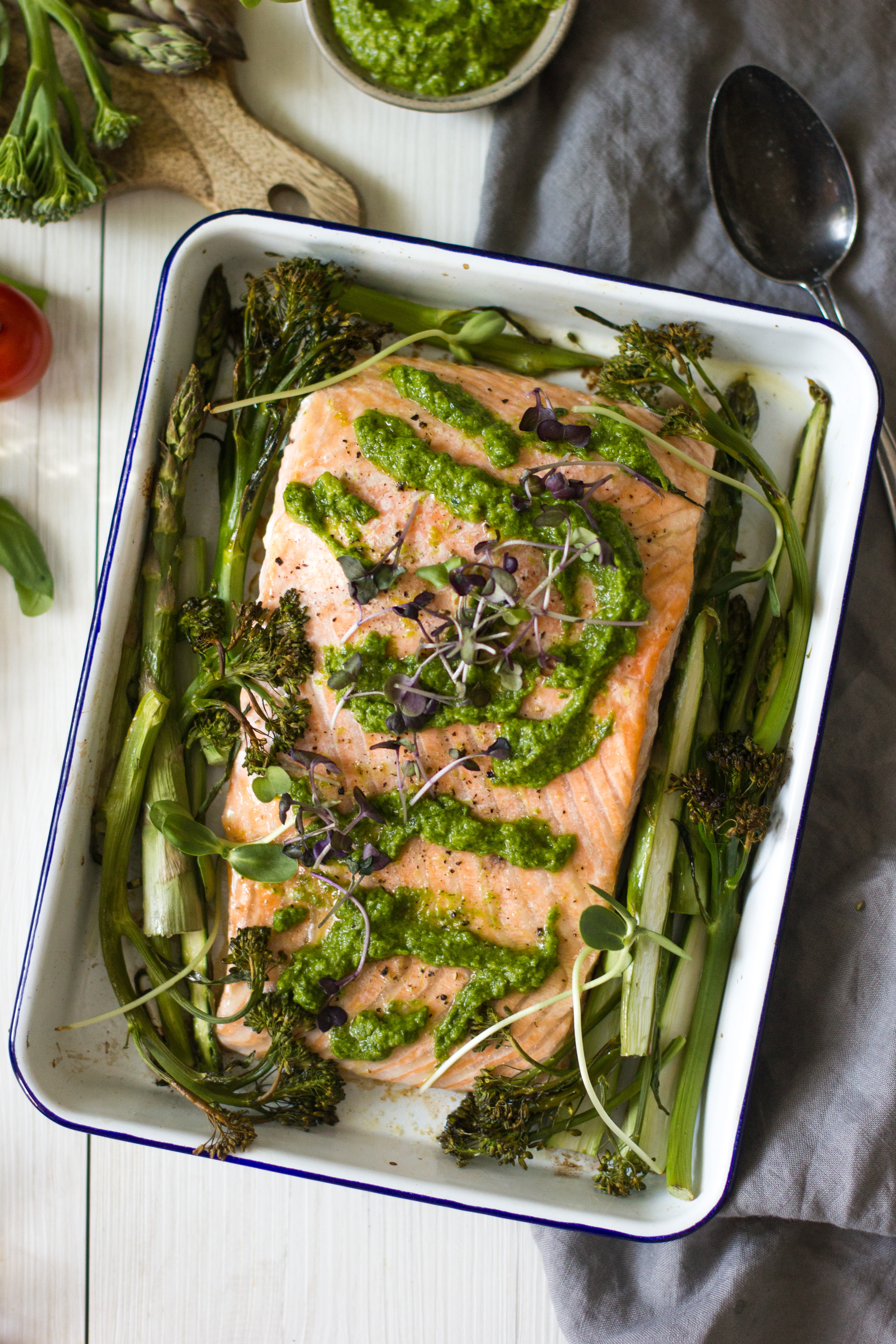 Uunilohi yrtti-oliivipestolla