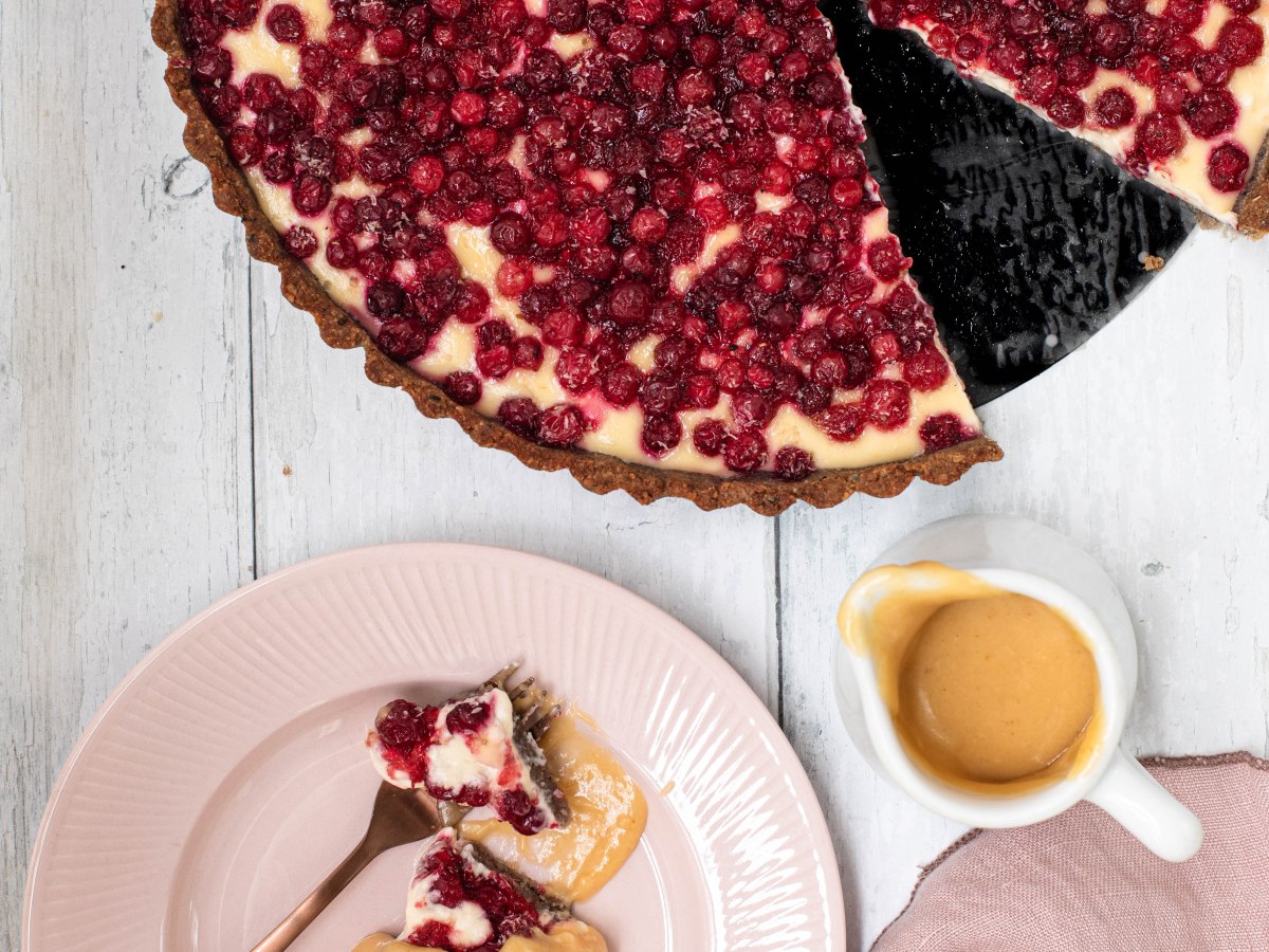 Puolukka-kinuskipiirakka