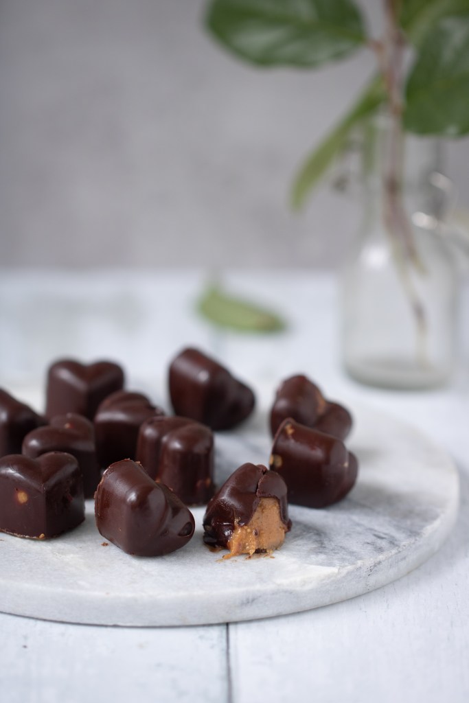 Suklaa-maapähkinävoikonvehti