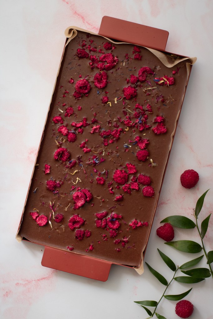 Vadelma-herkutellasuklaalevy