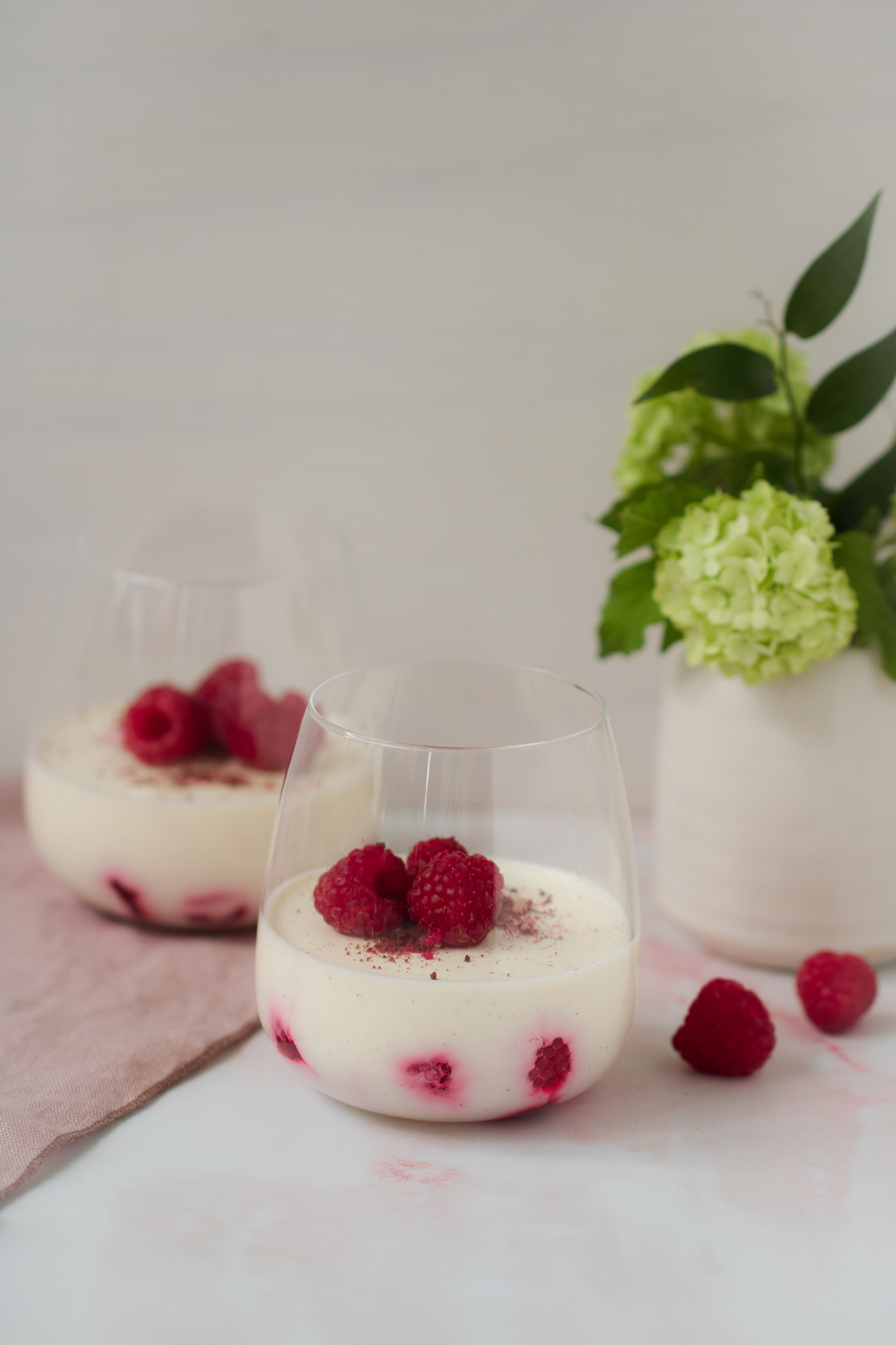 Vadelmainen jogurtti panna cotta