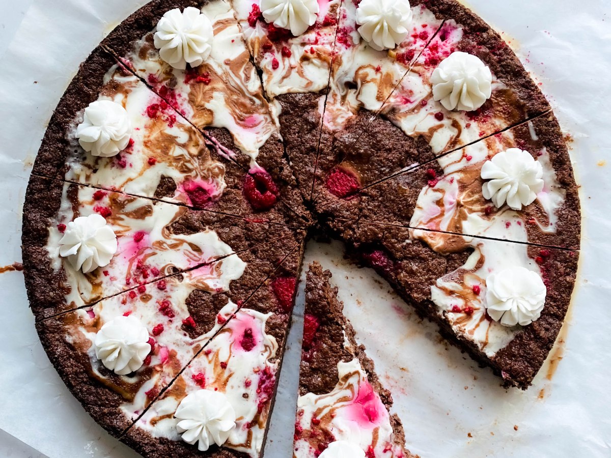 Vegaaninen vadelmabrownie