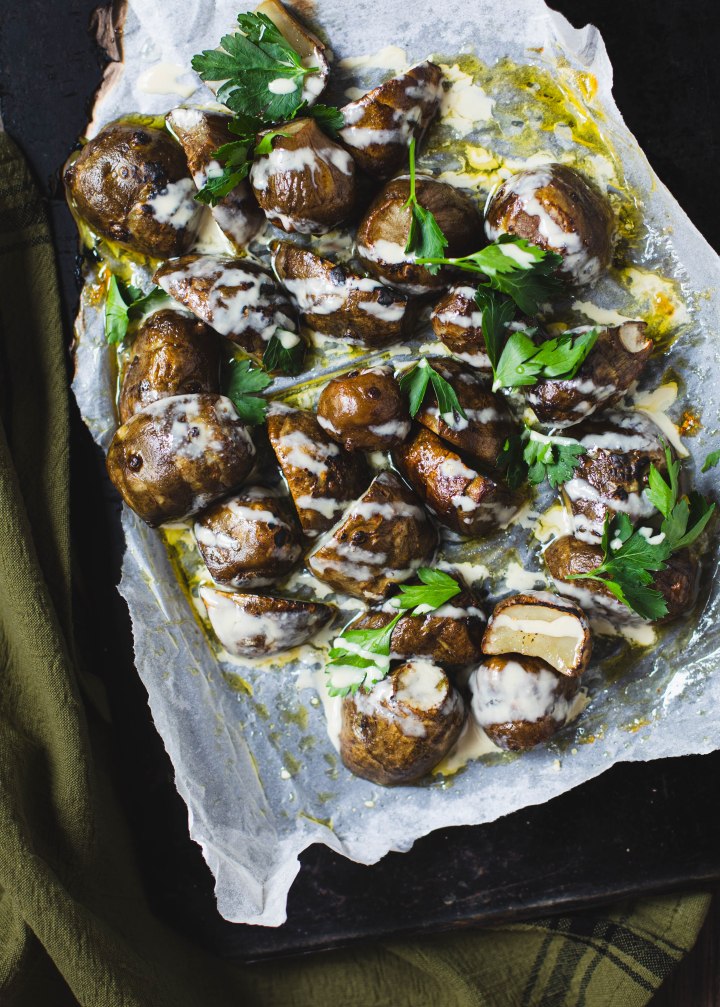 Paahdetut maa-artisokat ja&nbsp;tahinijogurtti