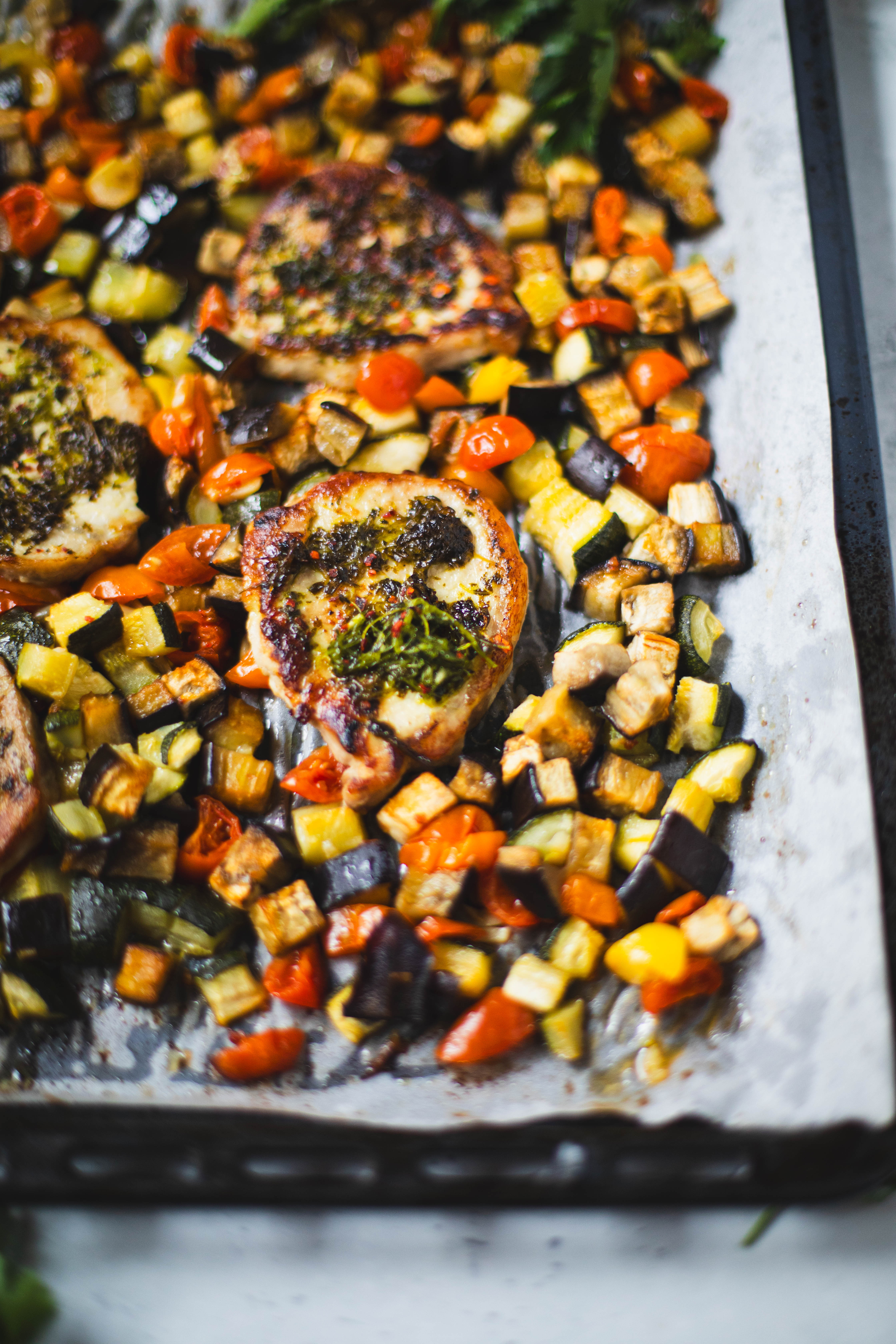 Uuniratatouille ja yrttipossua