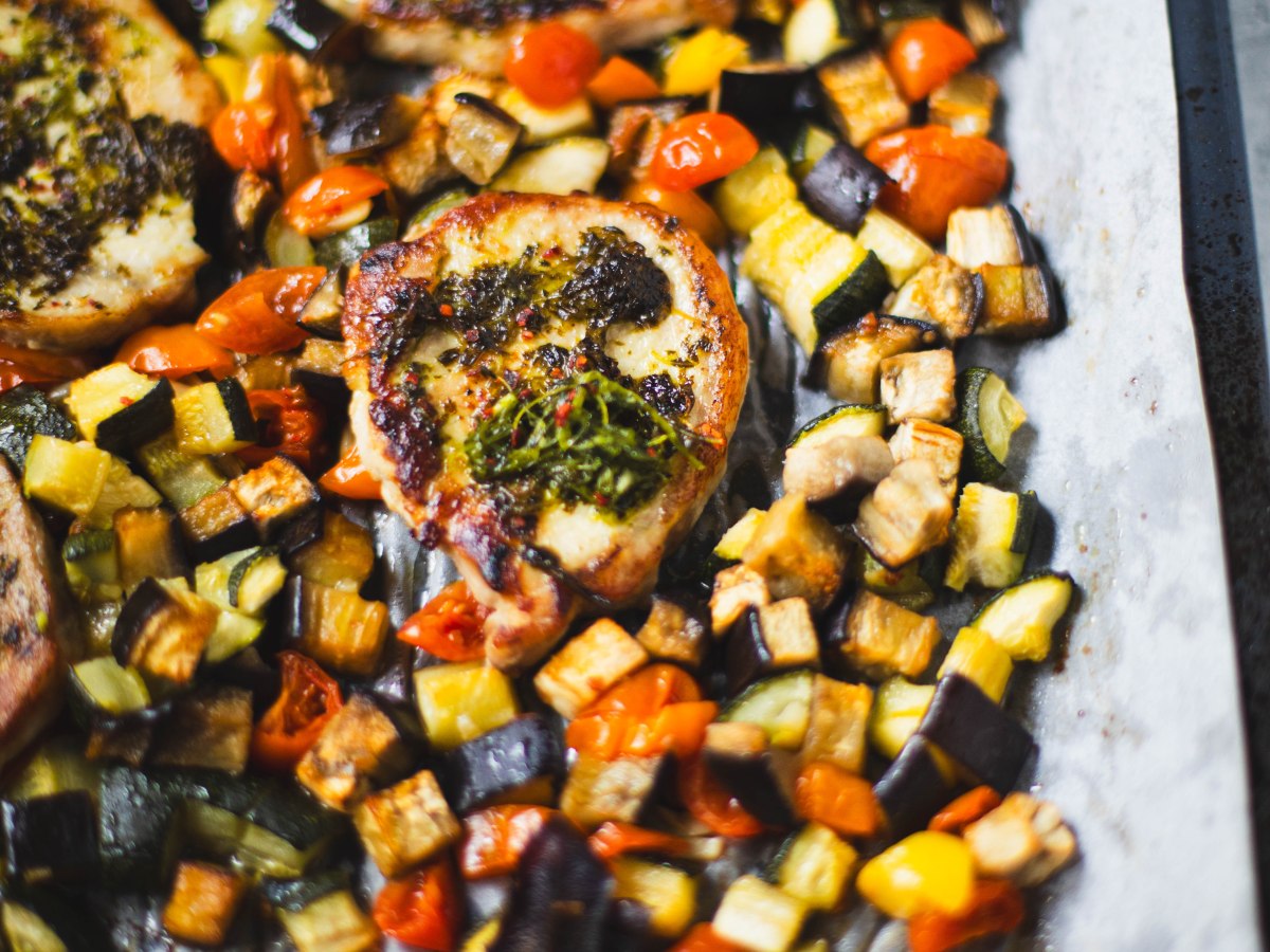 Uuniratatouille ja yrttipossua