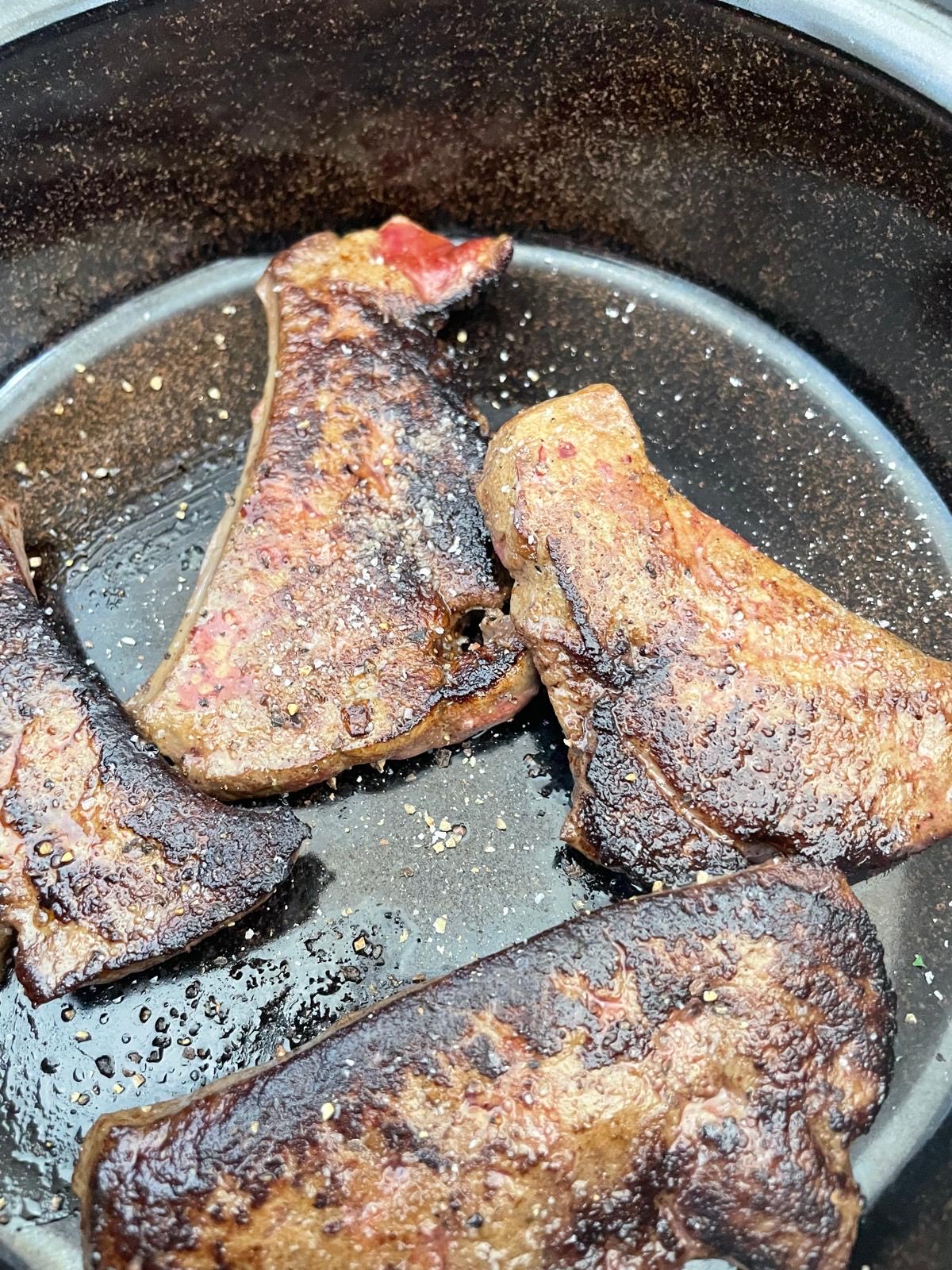 Ylämaan maksaa ja kapris-kermakastiketta