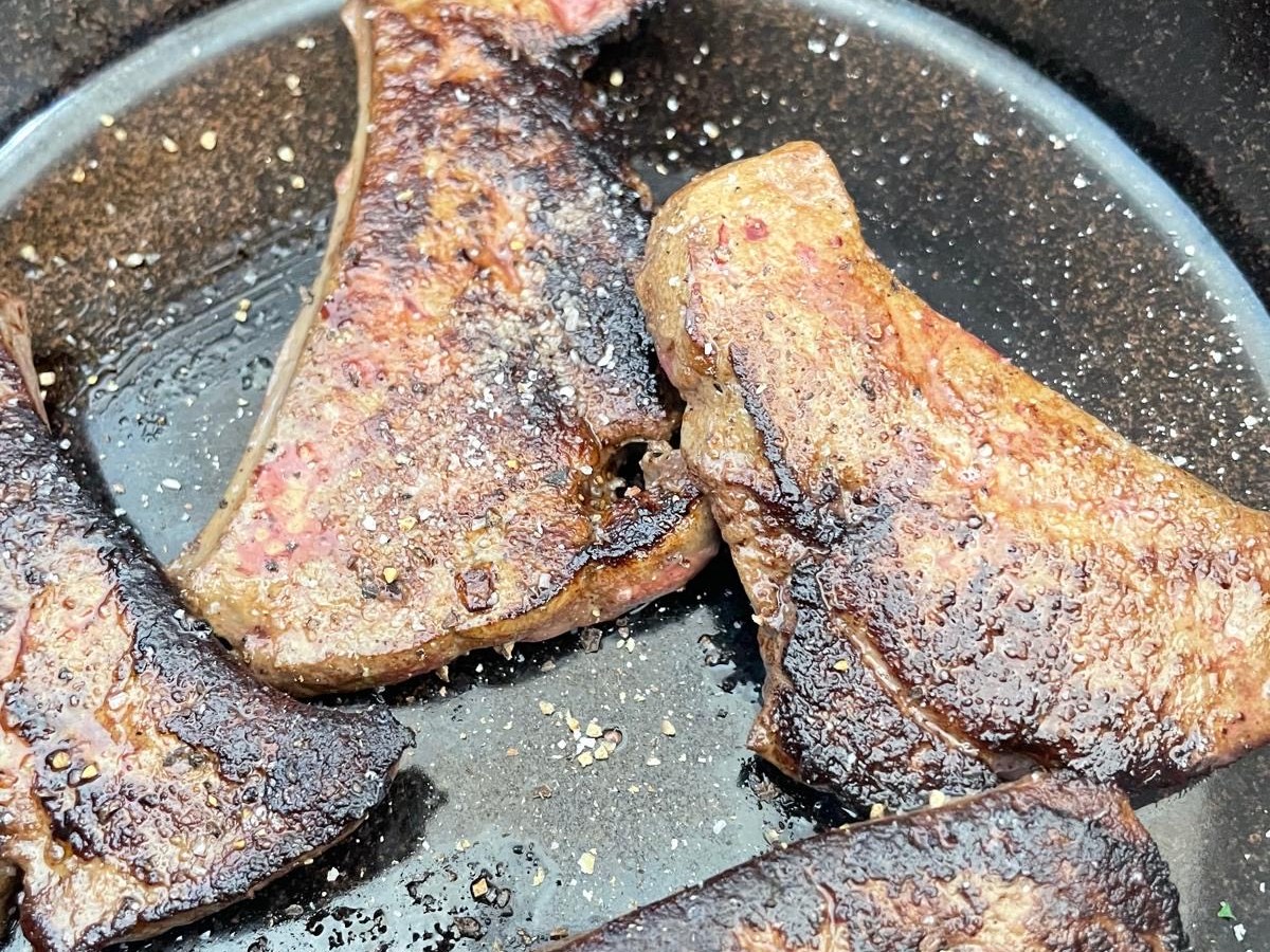 Ylämaan maksaa ja kapris-kermakastiketta