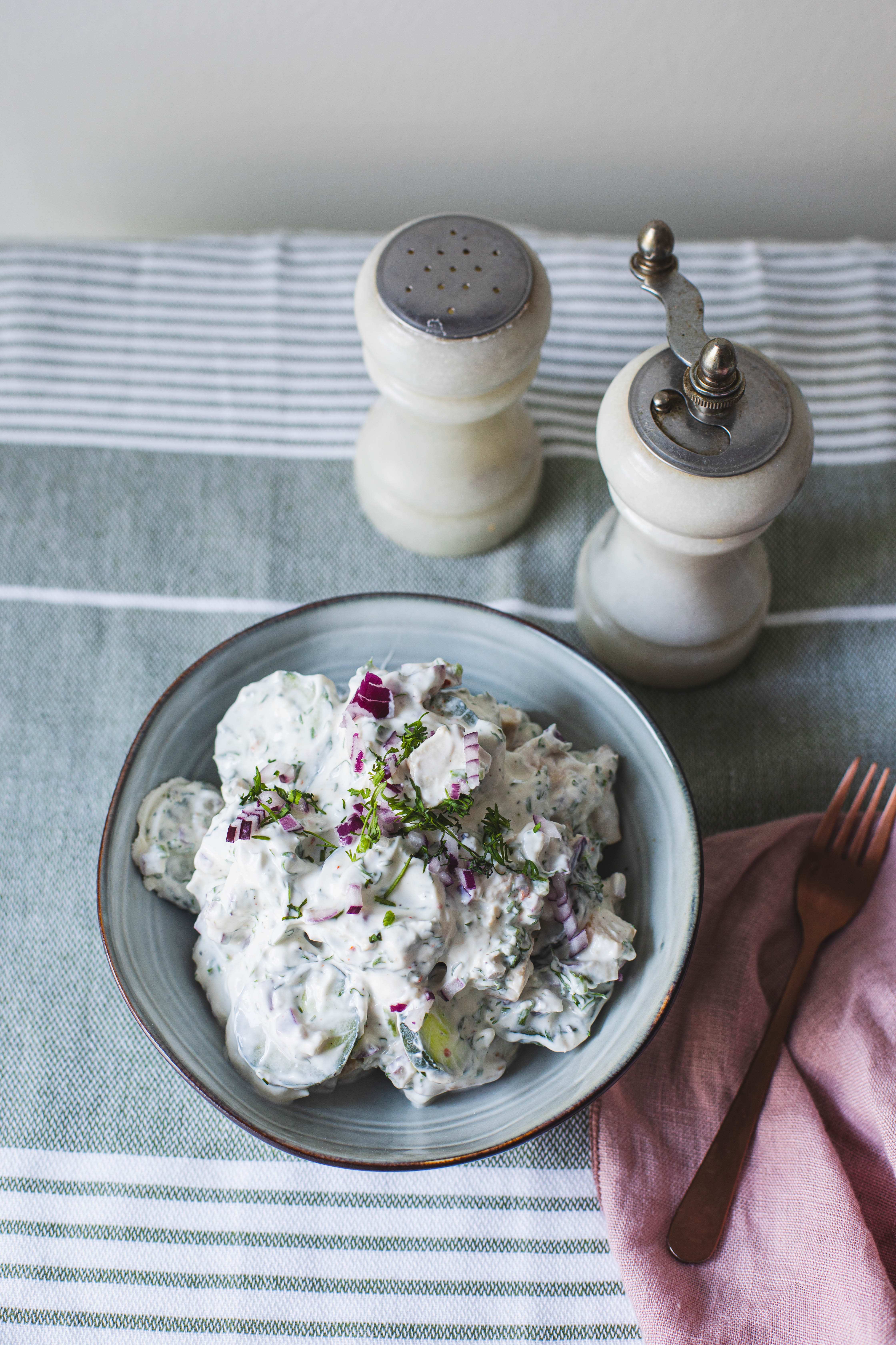 Jogurttinen kurkku-kanasalaatti